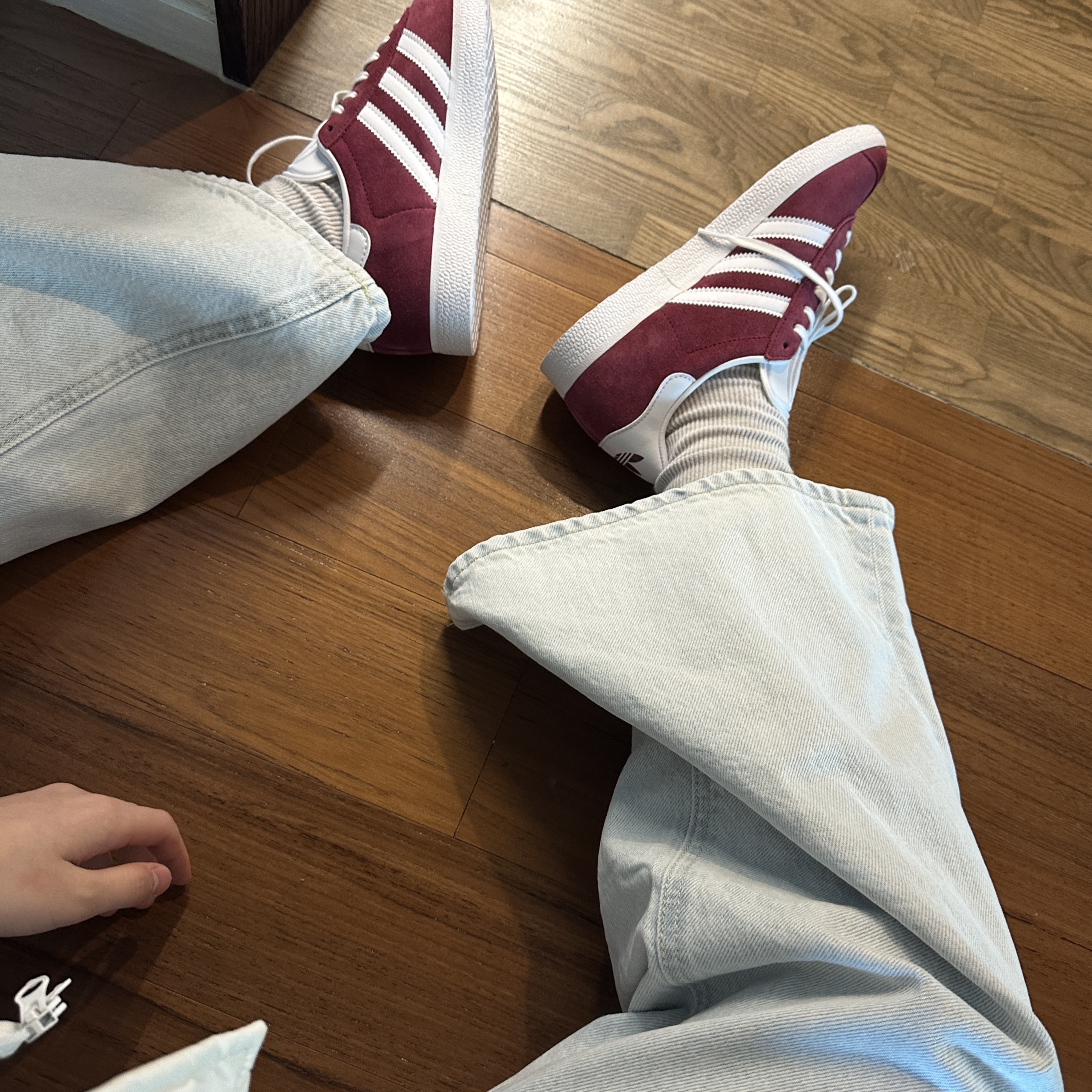 Adidas Gazelle Collegiate Burgundy 착용 스타일 - 2