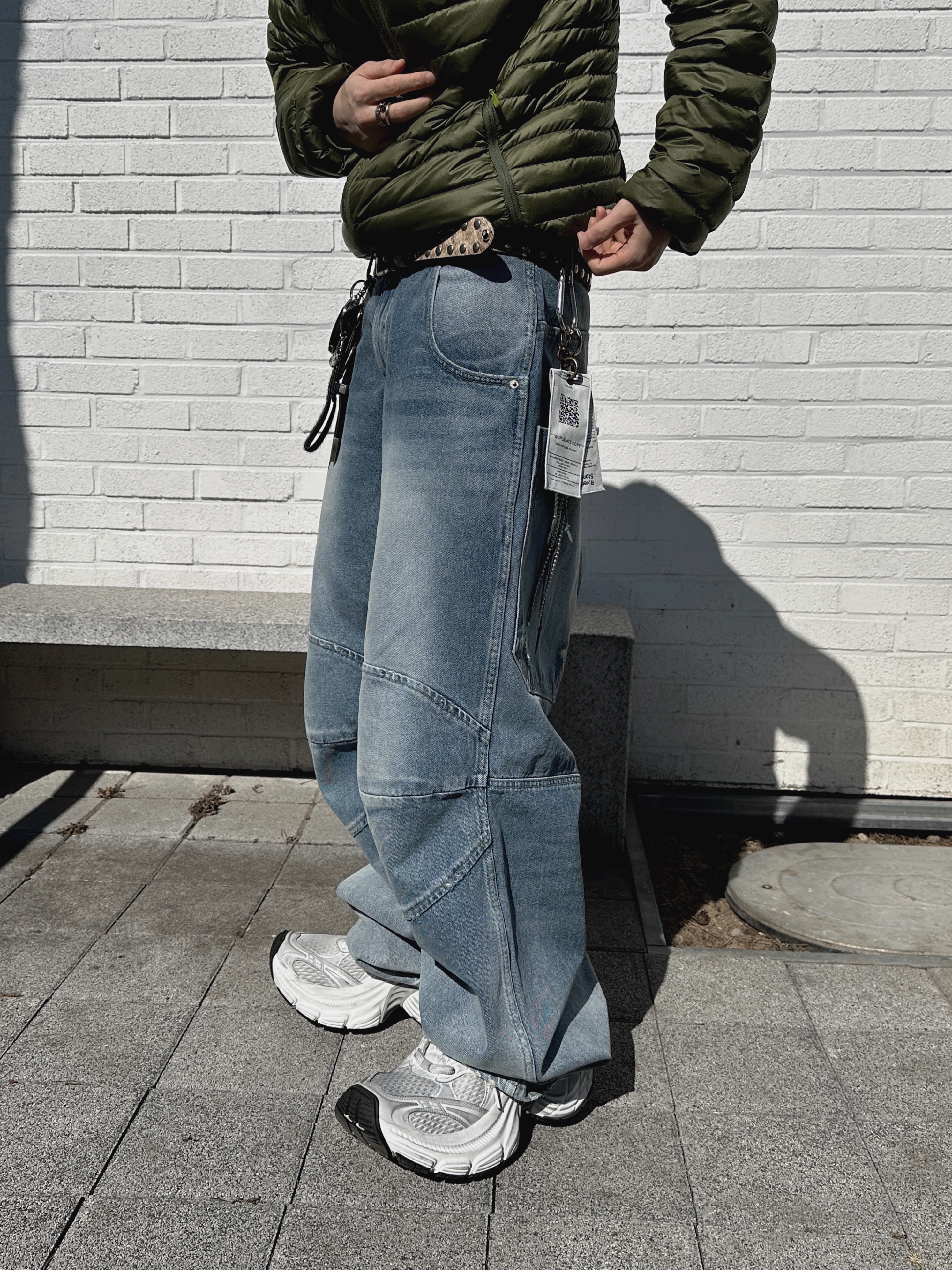 발렌시아가 10XL 스니커즈 화이트 그레이 실버 블랙, 랩 마이크로라이트 알파인 자켓 라이트 카키 착용 스타일 - 3