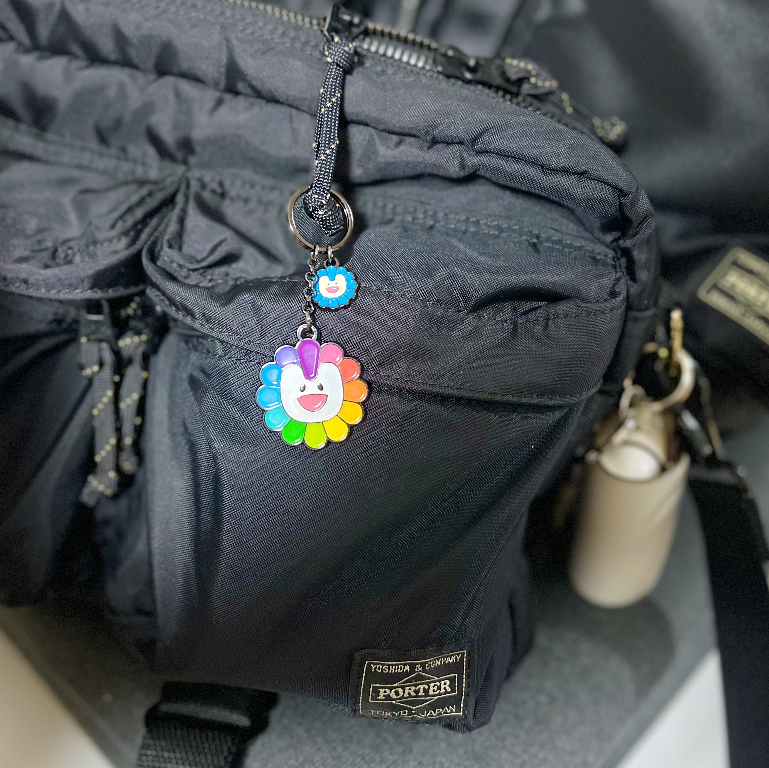 NewJeans x Murakami Metal Keyring Flower 착용 스타일