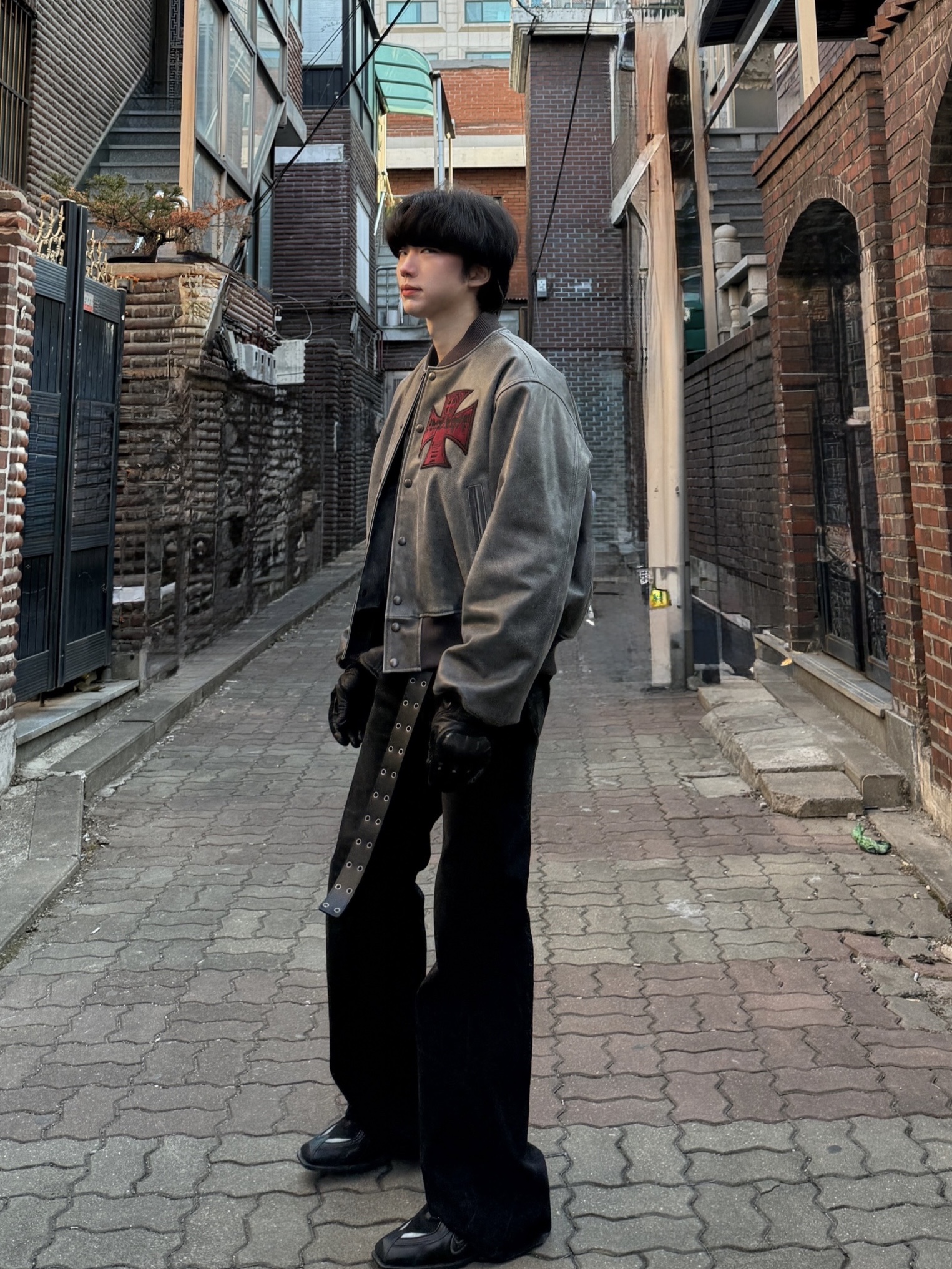 Undermycar Mu.89 Anti Fxxking Logo Play Brush Washed Henley Shirts Black, Kamien x MJD Double Hole Belt Black Shearling Calfskin 착용 스타일 - 1