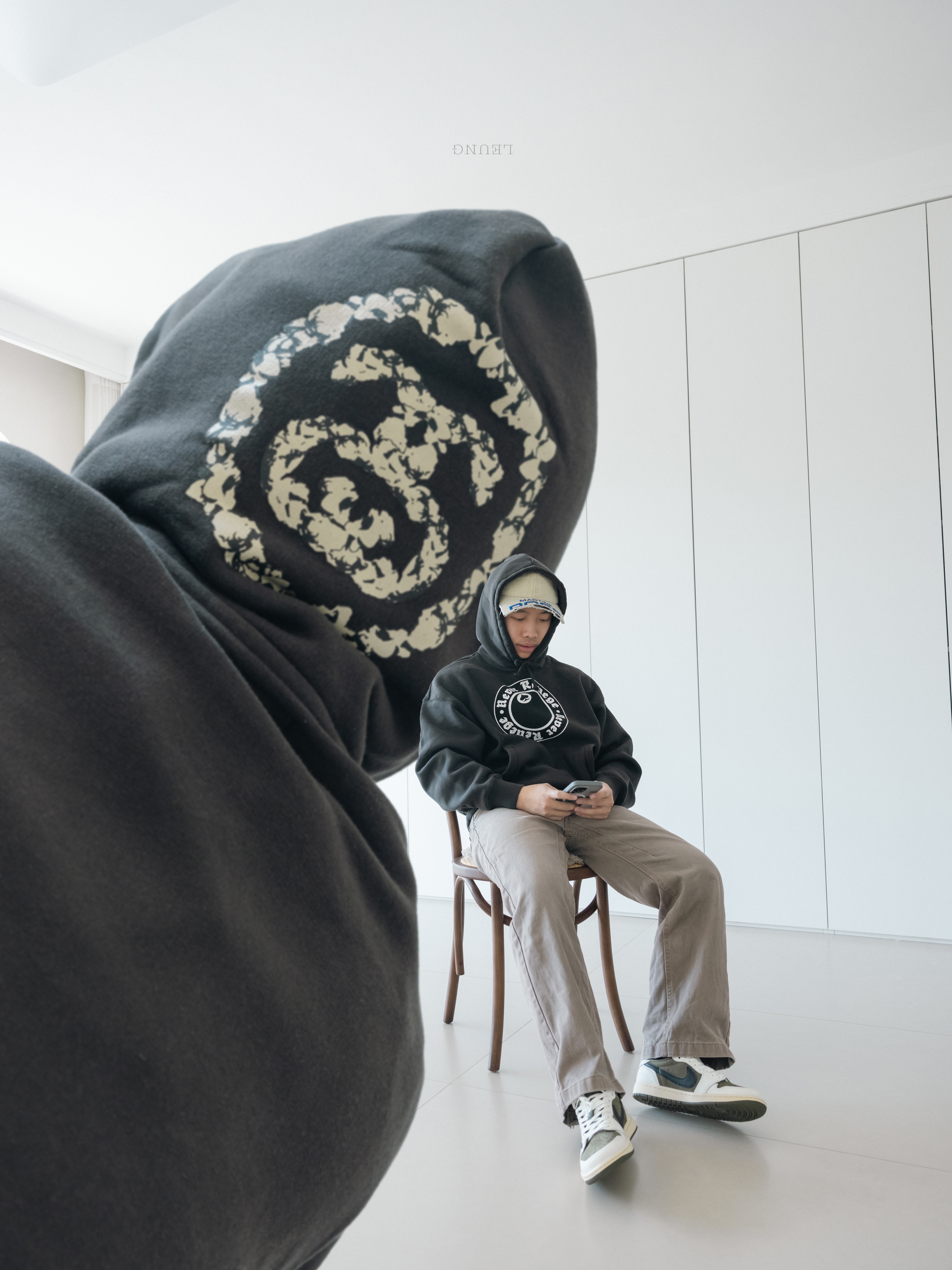 Stussy x Denim Tears Graphic Hoodie Black, Jordan 1 x Travis Scott Retro Low OG SP Reverse Olive 착용 스타일 - 1