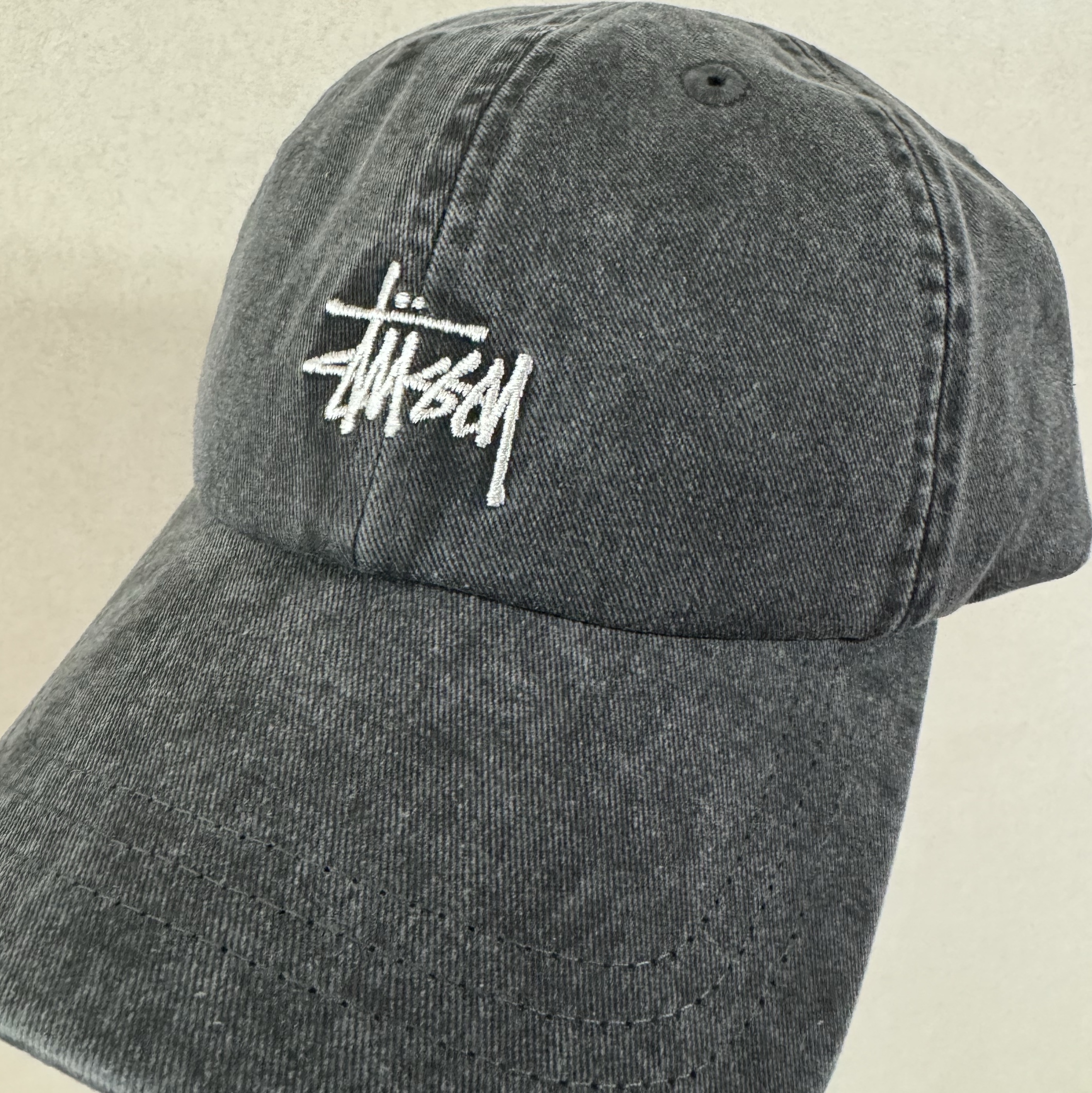 Stussy Washed Basic Low Pro Cap Charcoal 착용 스타일