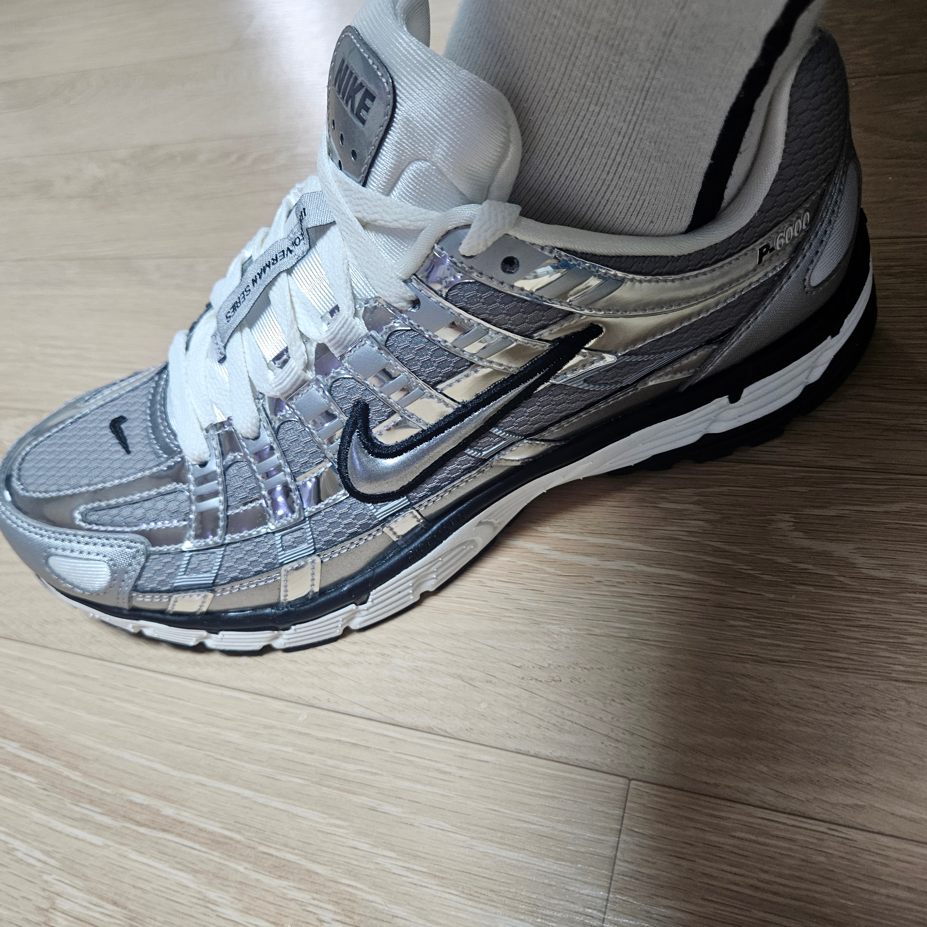 Nike P-6000 Metallic Silver 착용 스타일