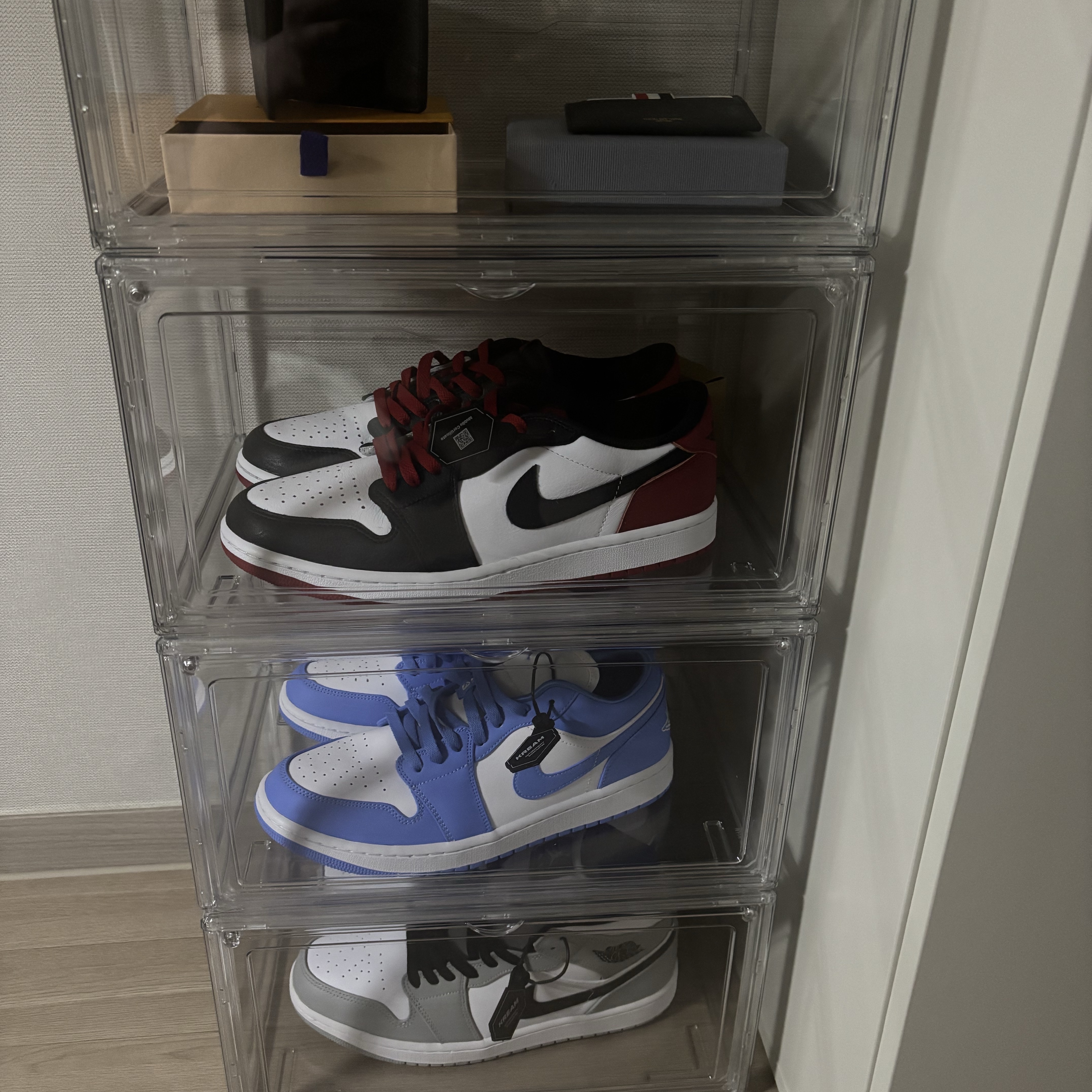 Jordan 1 Retro Low OG Black Toe, Jordan 1 Mid Light Smoke Grey 착용 스타일