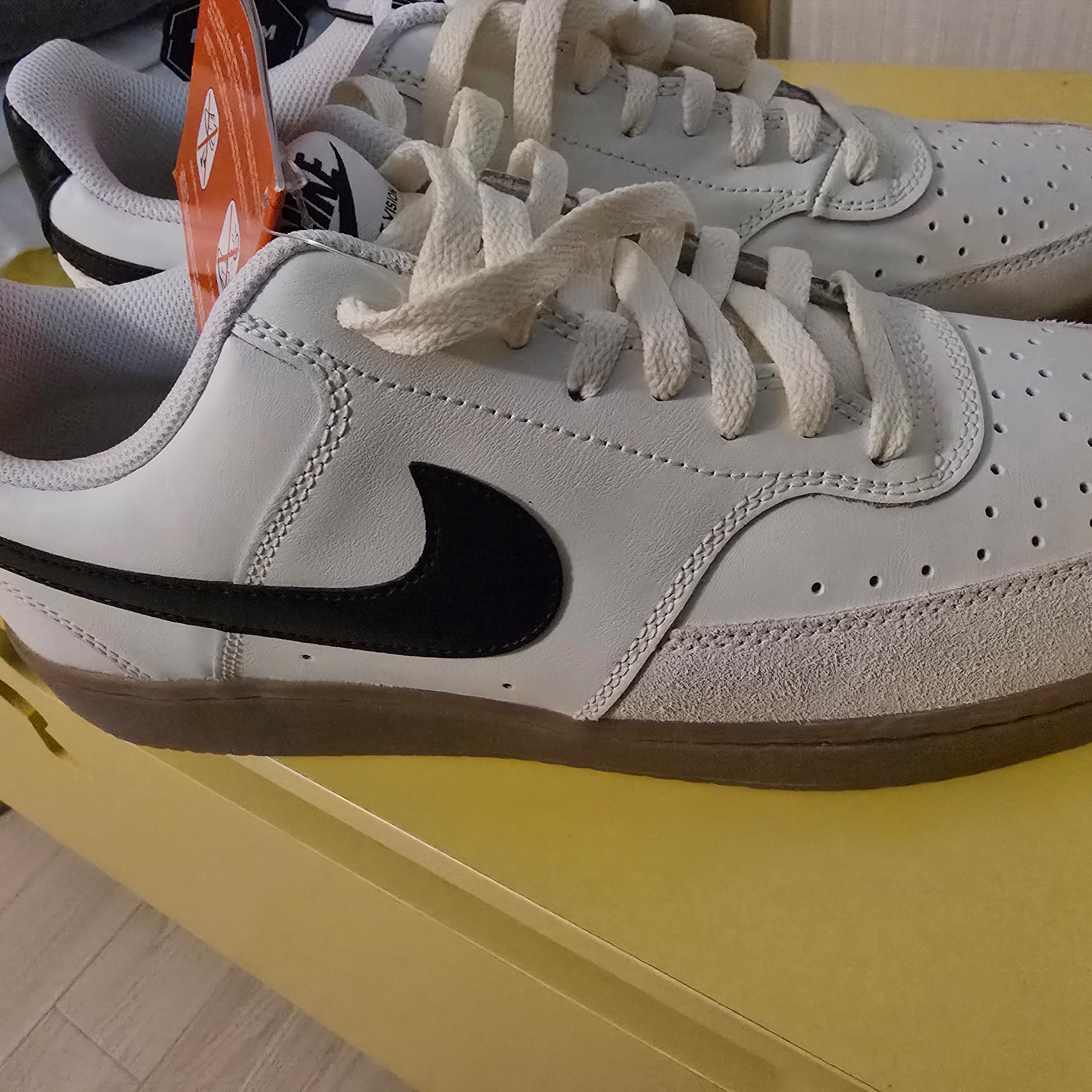 Nike Court Vision Low Sail Light Orewood Brown 착용 스타일 - 1