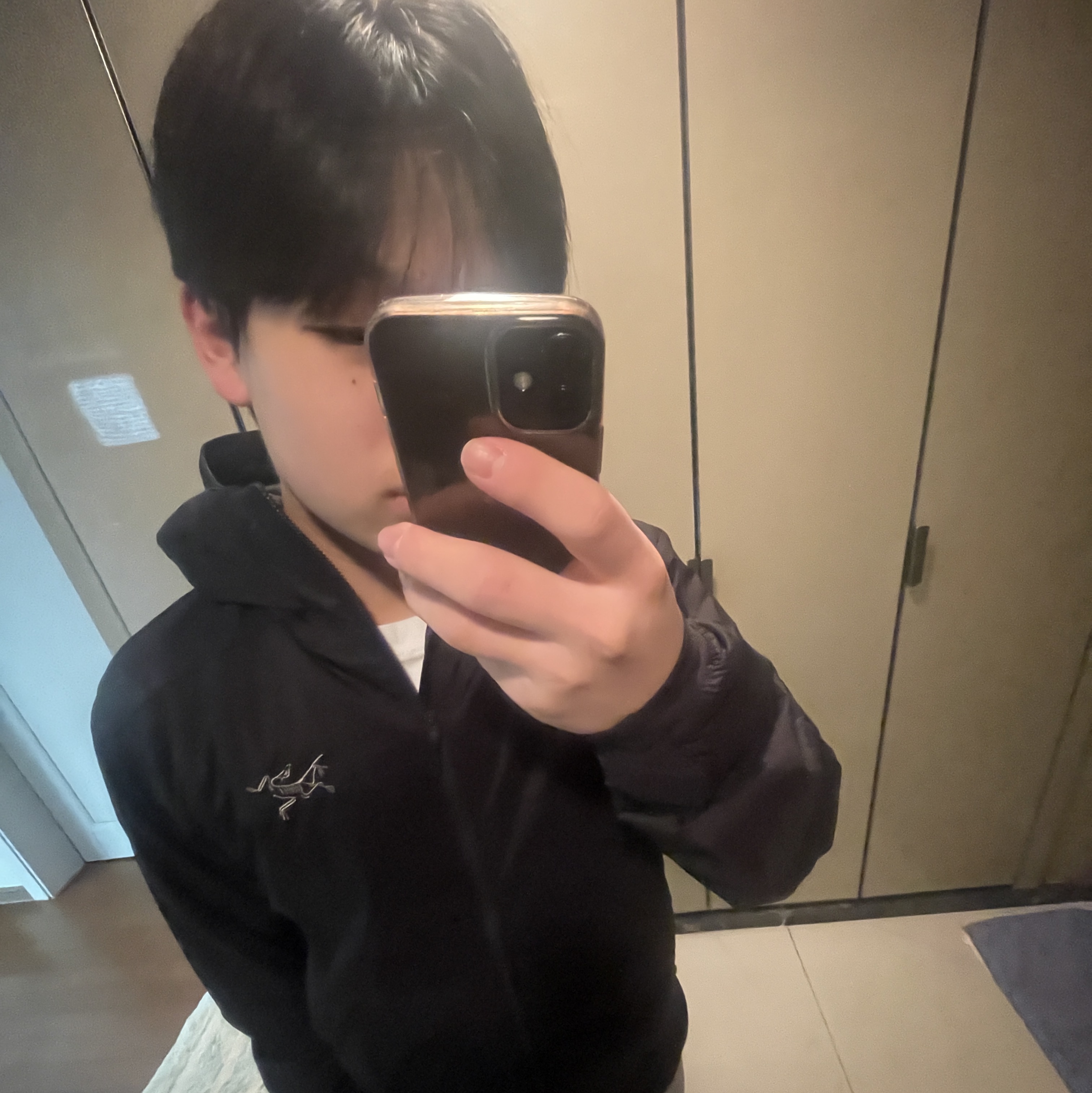 Arc'teryx Atom Hoody Black, Gentle Monster R.E.A.T. 01 Black 착용 스타일 - 2
