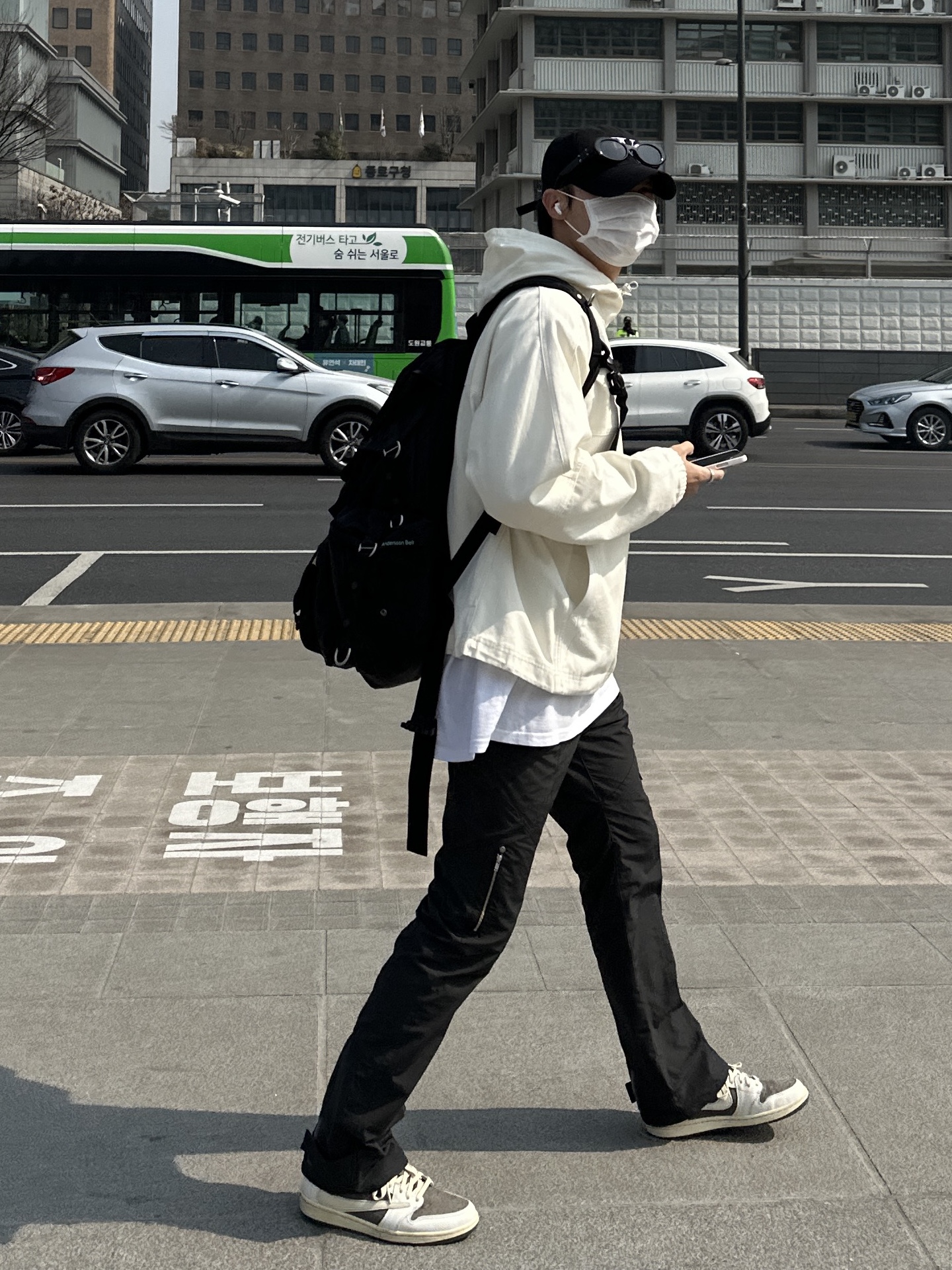 Jordan 1 x Travis Scott Retro Low OG SP Sail and Ridgerock, Gentle Monster x Maison Margiela MM005 Black Black 착용 스타일