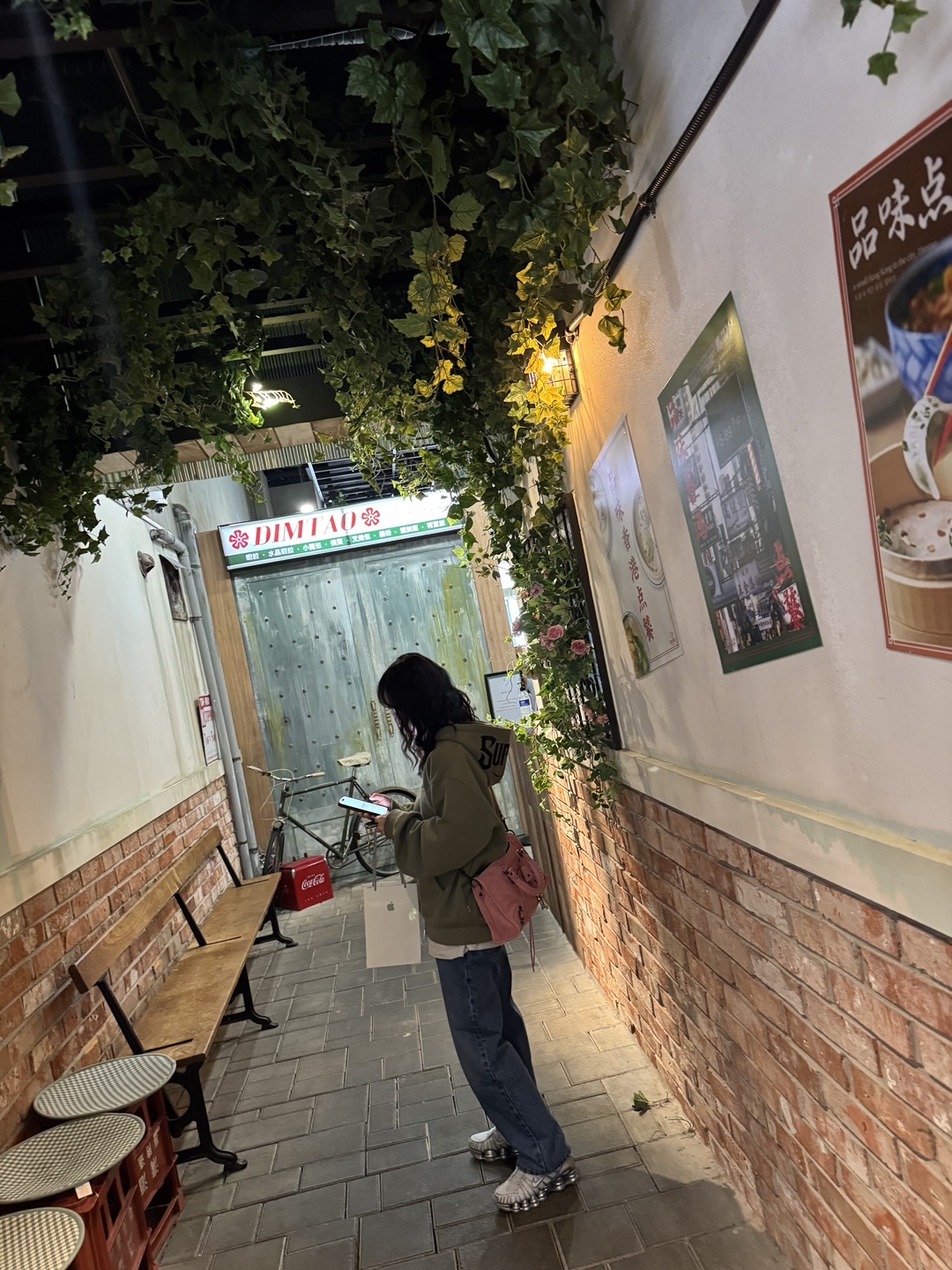 (W) 나이키 샥스 TL 퓨어 플래티넘 앤 메탈릭 실버, 슈프림 미스터 카툰 집업 후드 스웨트셔츠 라이트 올리브 - 24FW 착용 스타일 - 2