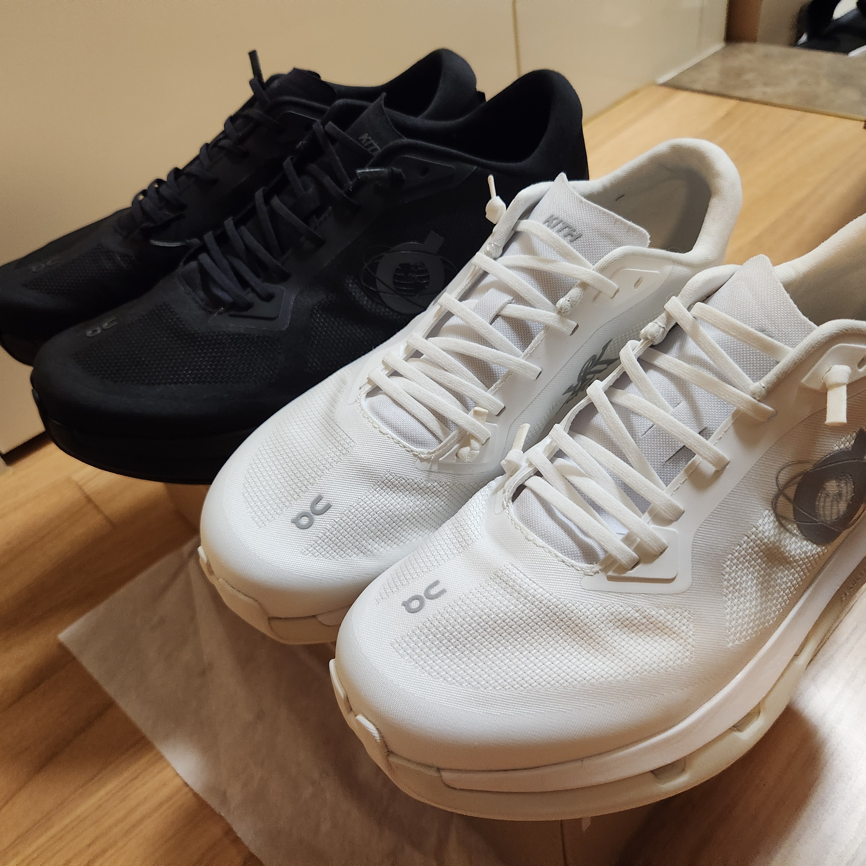 (W) On Running x Kith Cloudzone White Ice, On Running x Kith Cloudzone Black 착용 스타일 - 3
