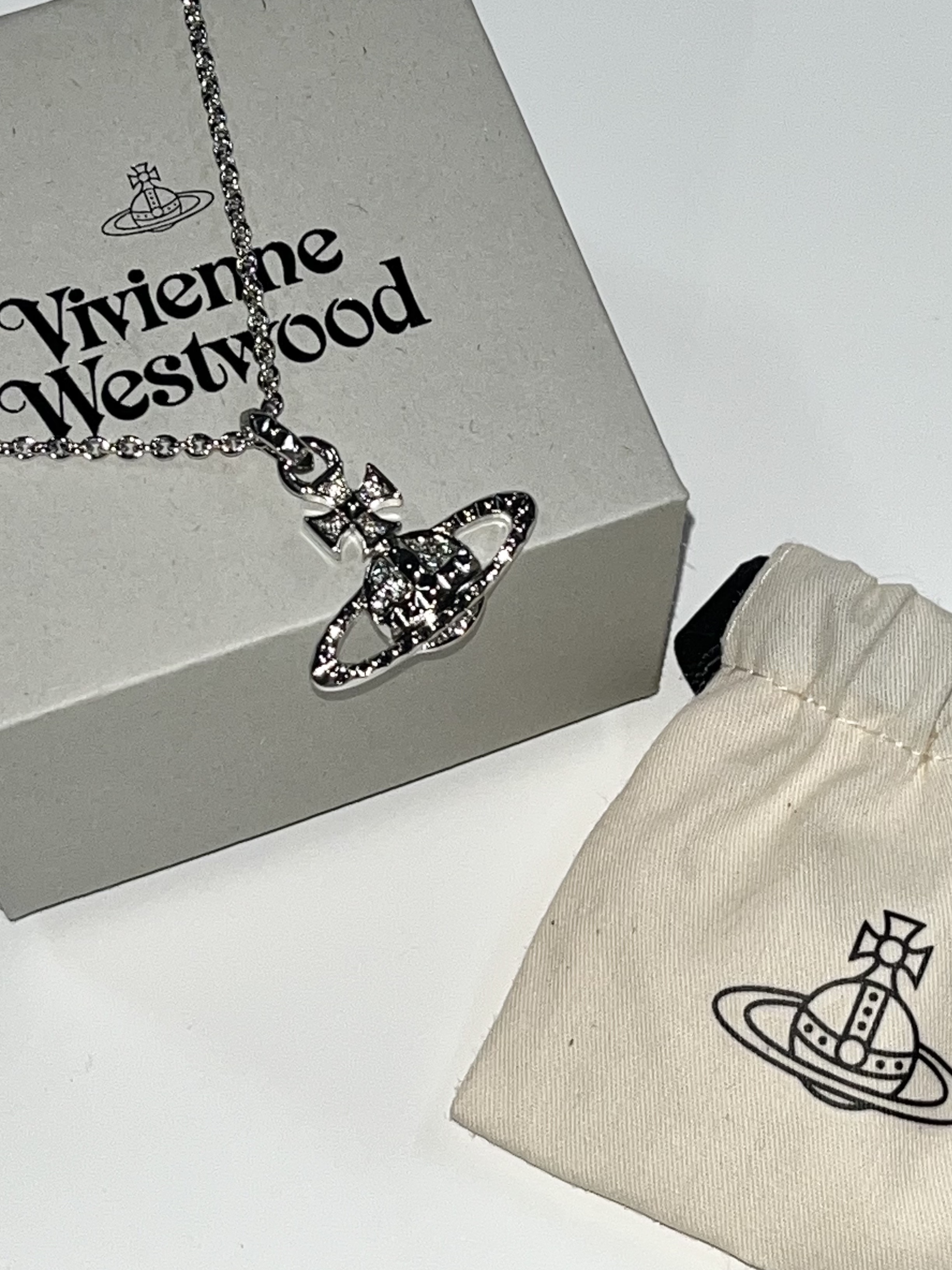 Vivienne Westwood Mini Bas Relief Pendant Silver 착용 스타일 - 2