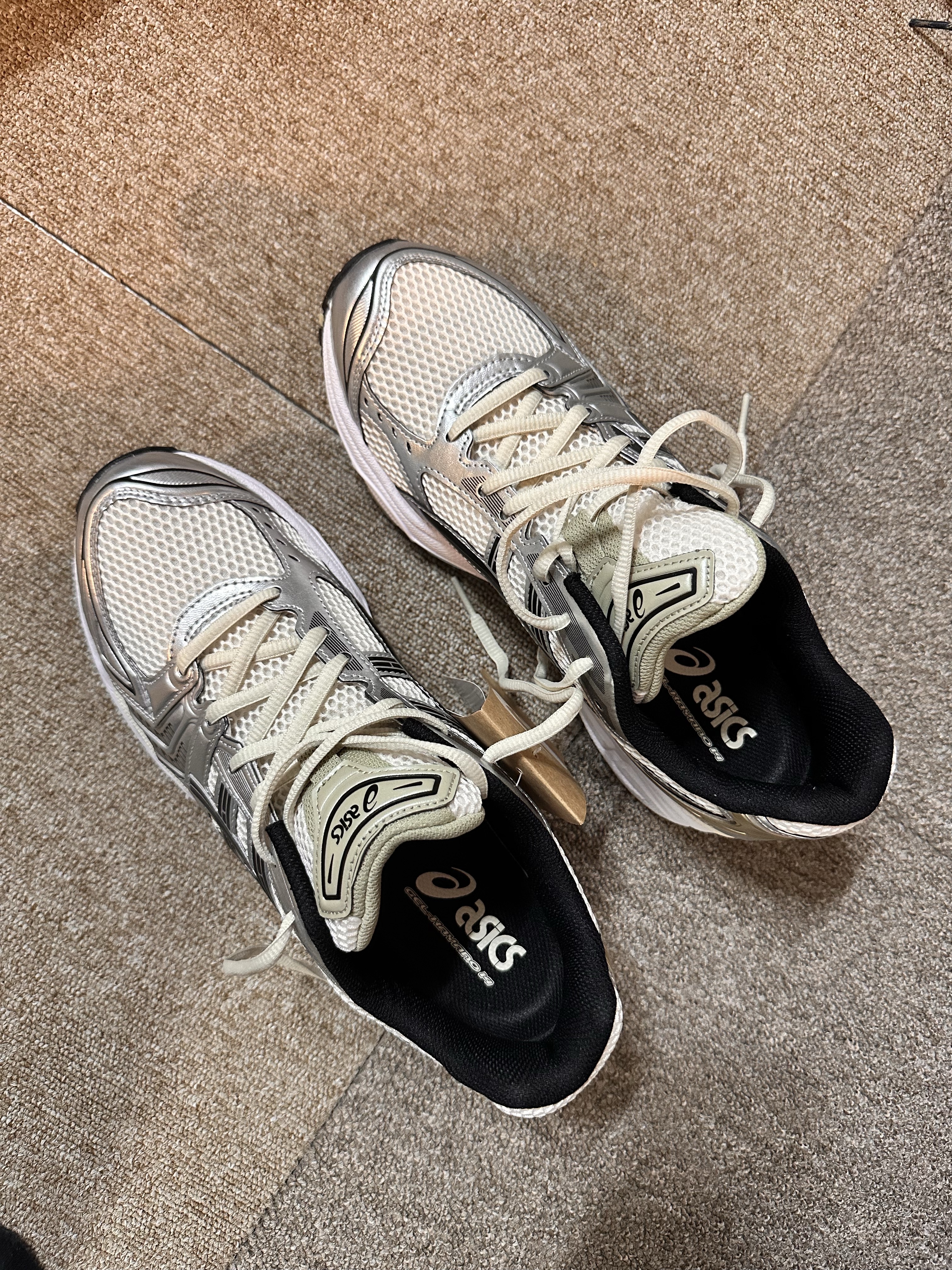 Asics Gel-Kayano 14 Birch Pure Silver 착용 스타일 - 2