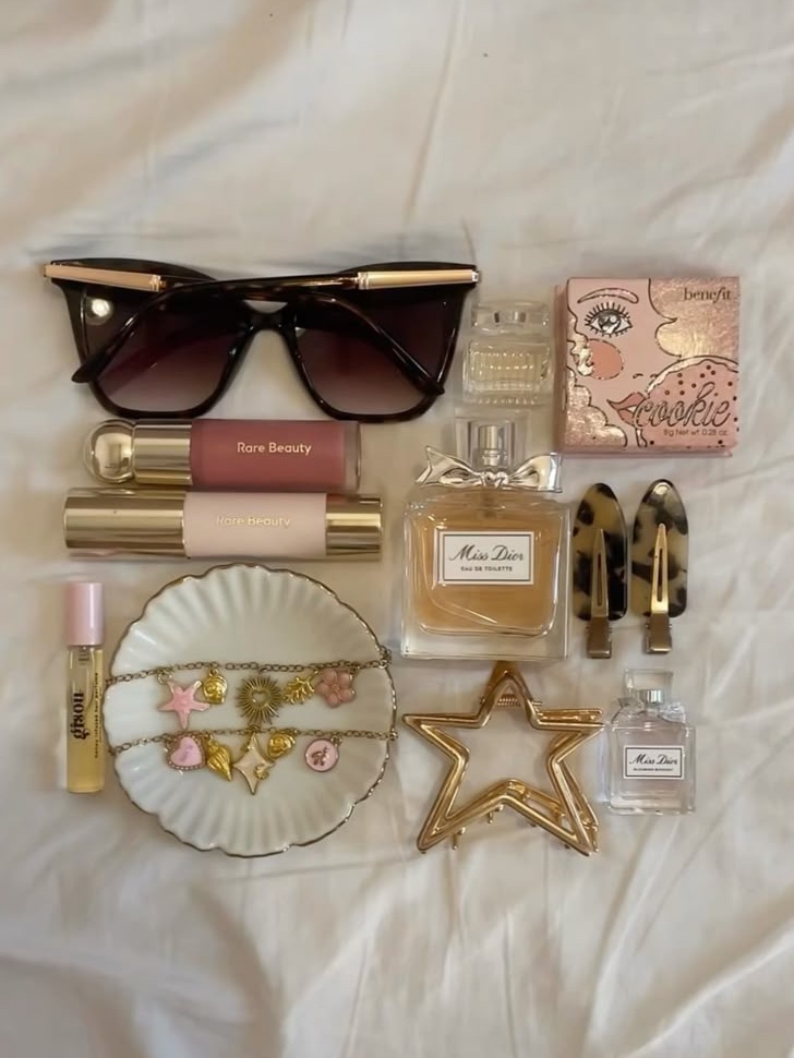 Chanel La Creme Main Hand Cream 50ml, Hermes Ombres D'Hermes Eyeshadow Palette 01 Ombres Petales 착용 스타일 - 2
