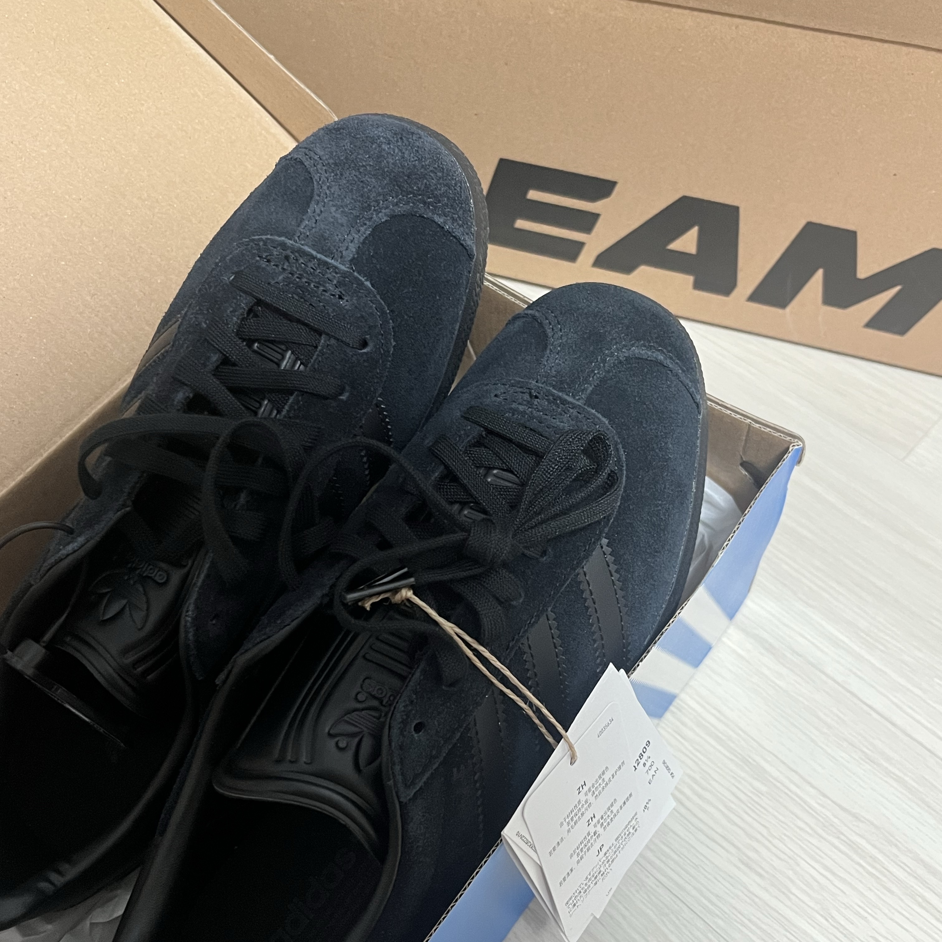 Adidas Gazelle Triple Black 착용 스타일