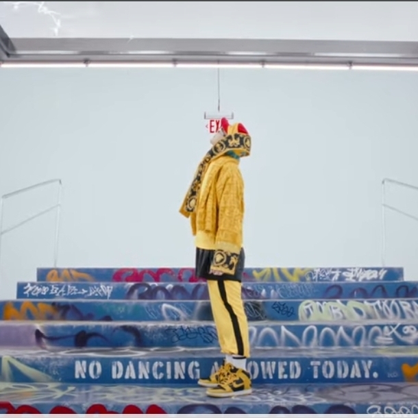 Nike Wu-Tang Clan Dunk High Black and Pollen 착용 스타일