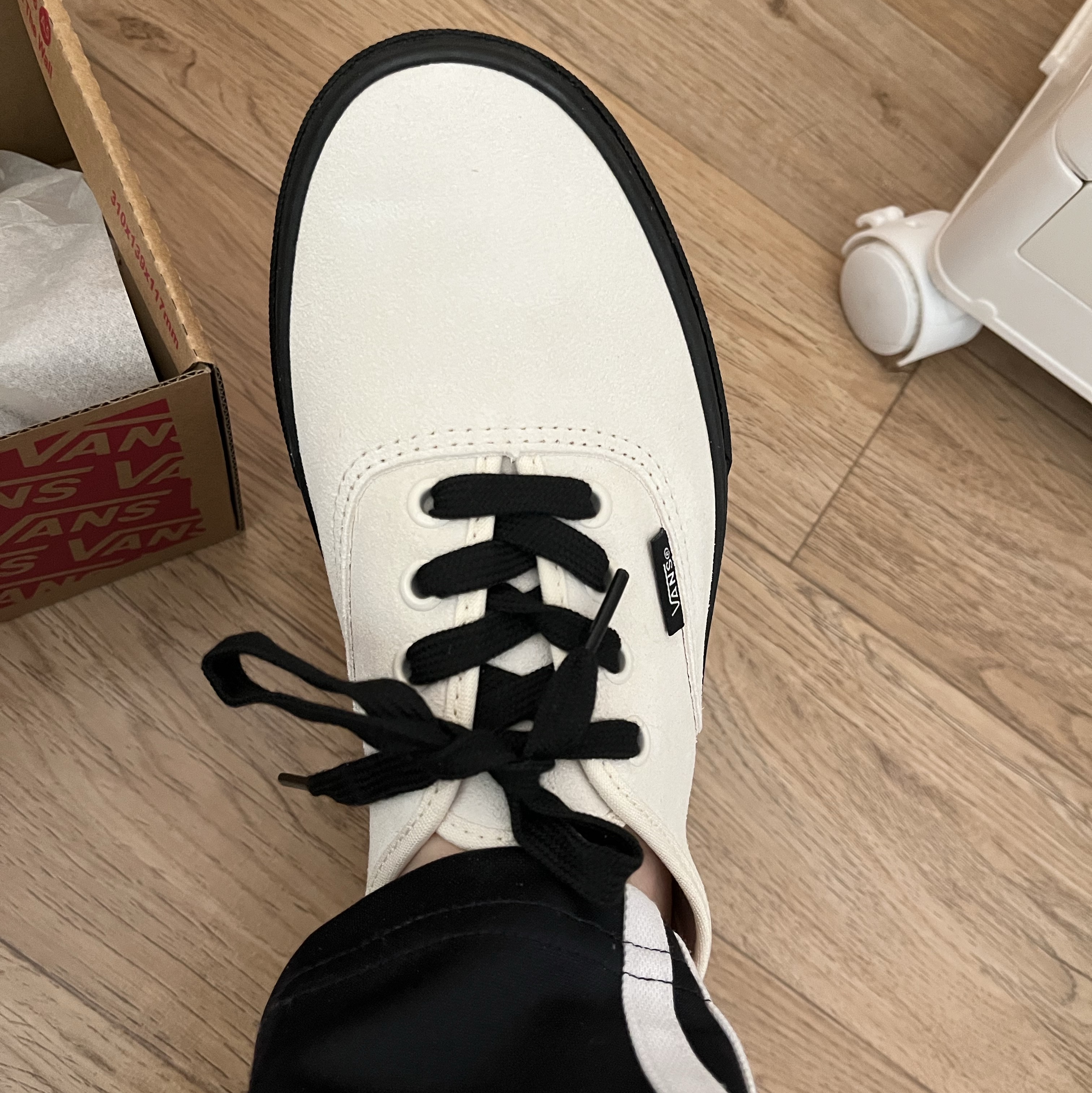 Vans Authentic Suede Marshmallow Black 착용 스타일