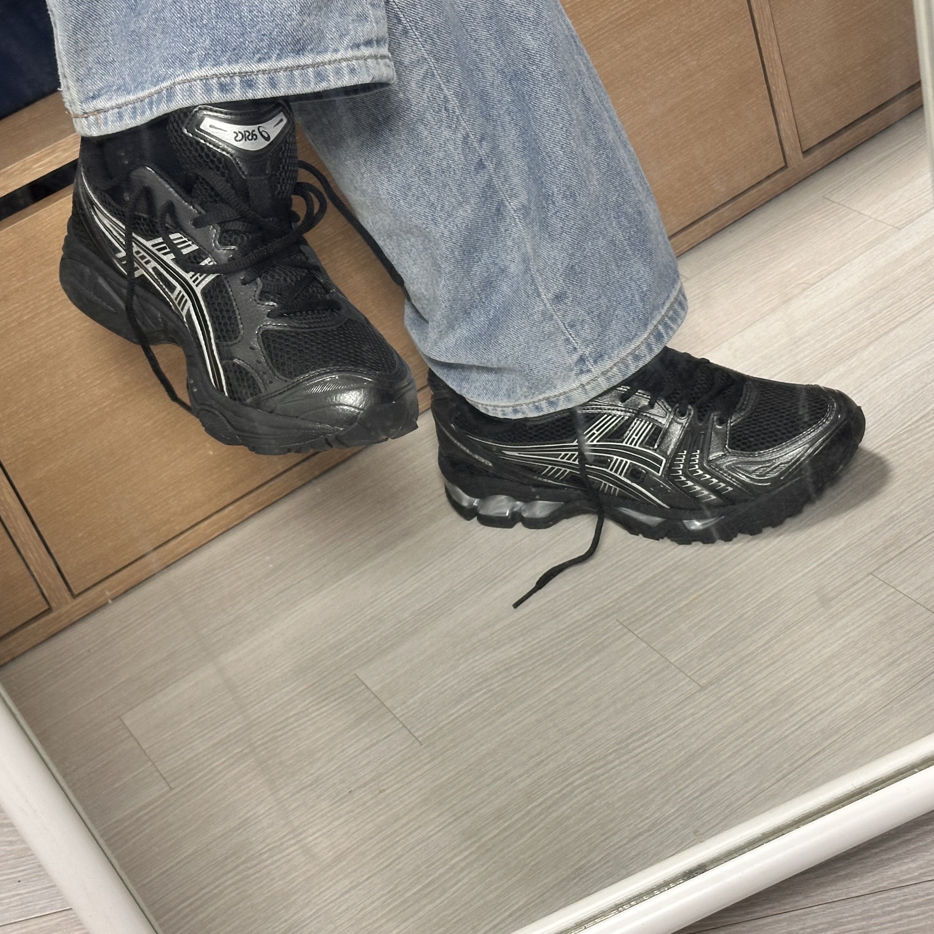 Asics Gel-Kayano 14 Black Pure Silver 착용 스타일 - 2