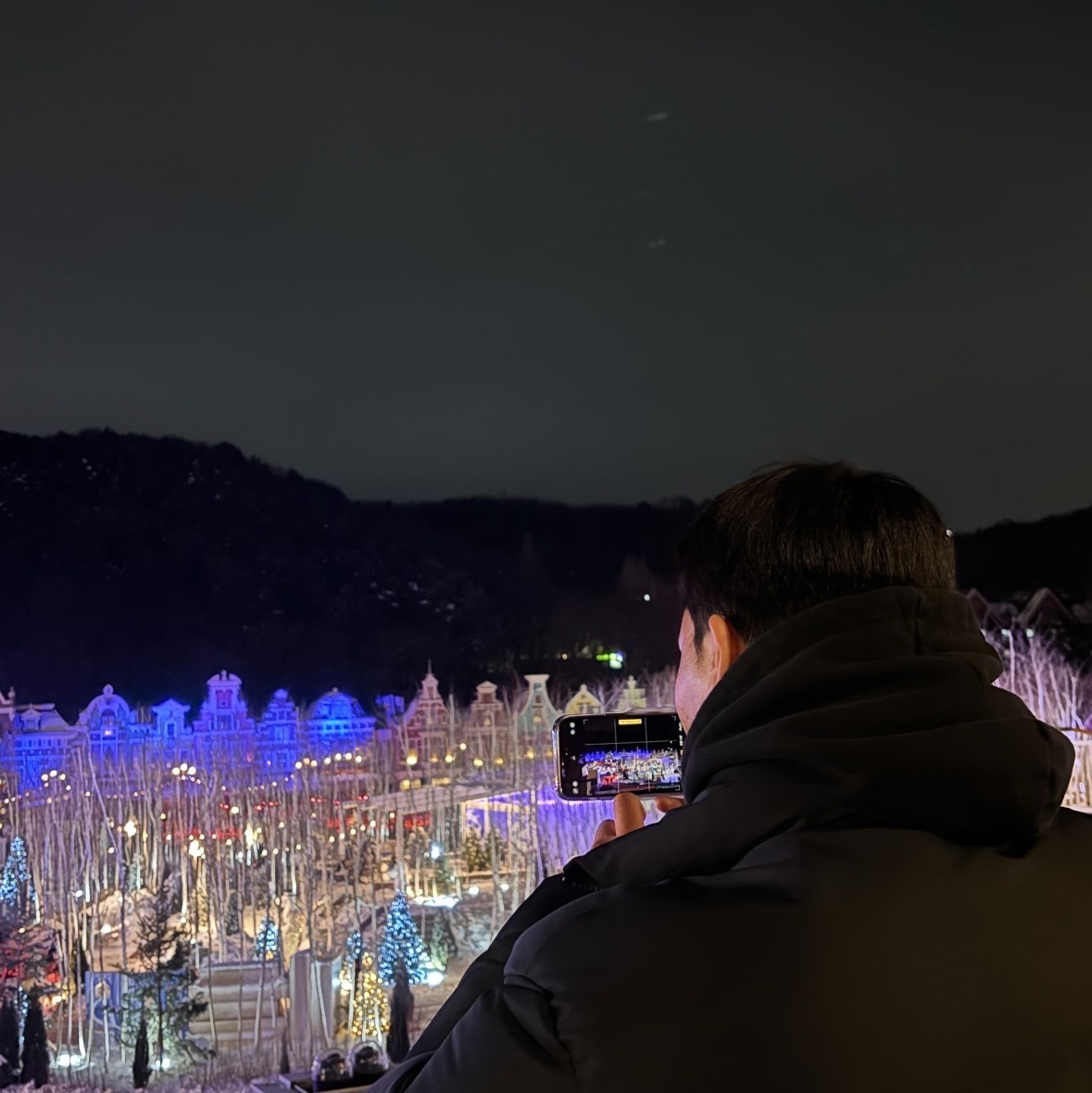 언더마이카 무.11 안티 Fxxking 로고 플레이 오버사이즈 피그먼트 후드 집업 블랙, 언더마이카 무.15 안티 Fxxking 로고 플레이 트리플 로고 크롭 패딩 자켓 블랙 착용 스타일 - 1