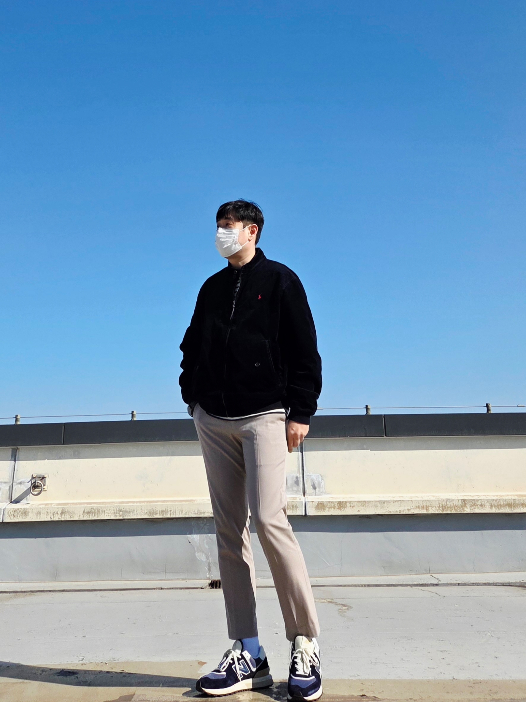 뉴발란스 574 레거시 네이비, 세인트 제임스 메르디앙 모던 스트라이프 세일러 셔츠 에크루 마린 착용 스타일 - 4