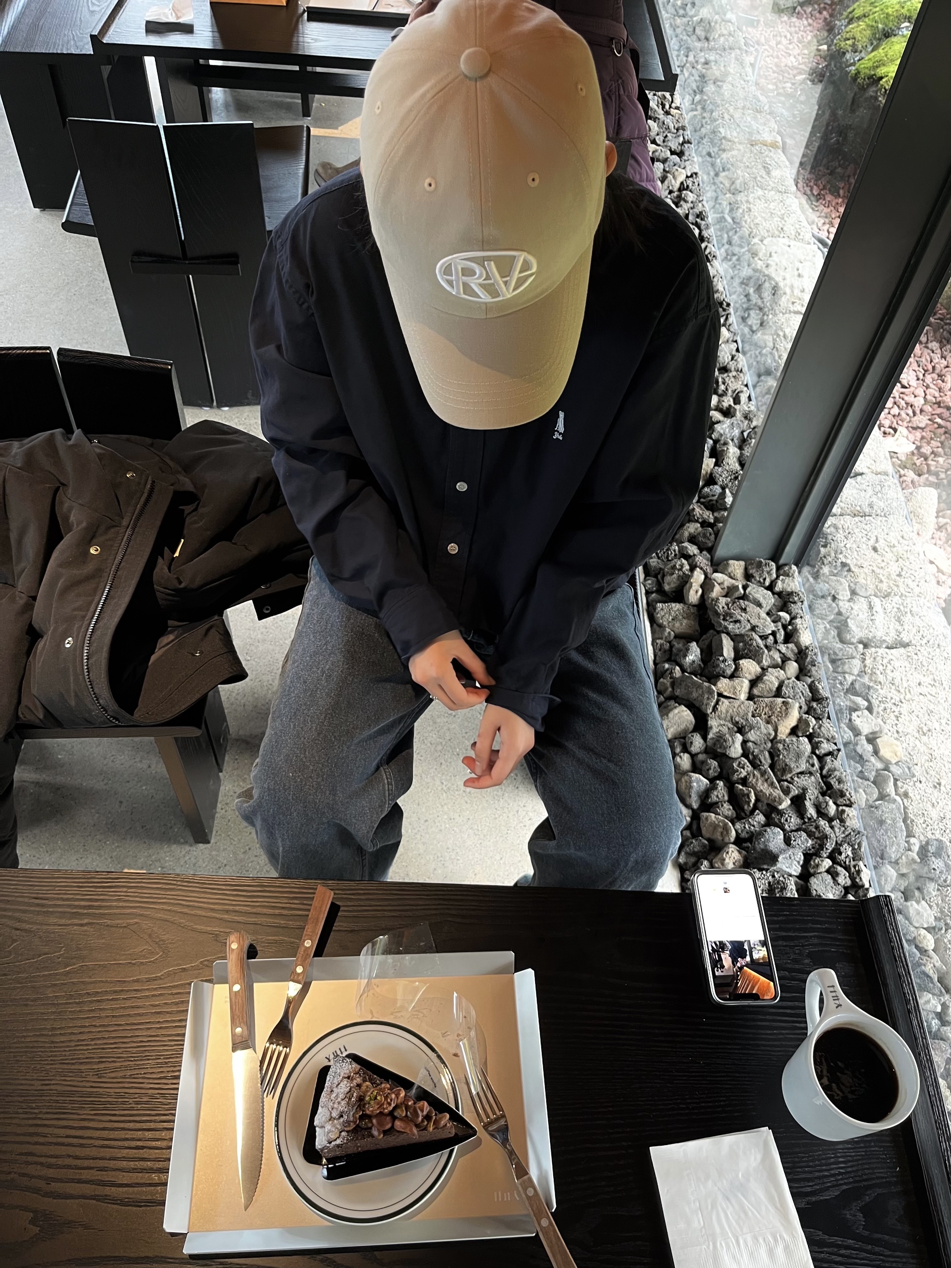 케이스티파이 x 마뗑킴 아이폰 데님 포켓 맥세이프 미러 케이스 실버 착용 스타일 - 8