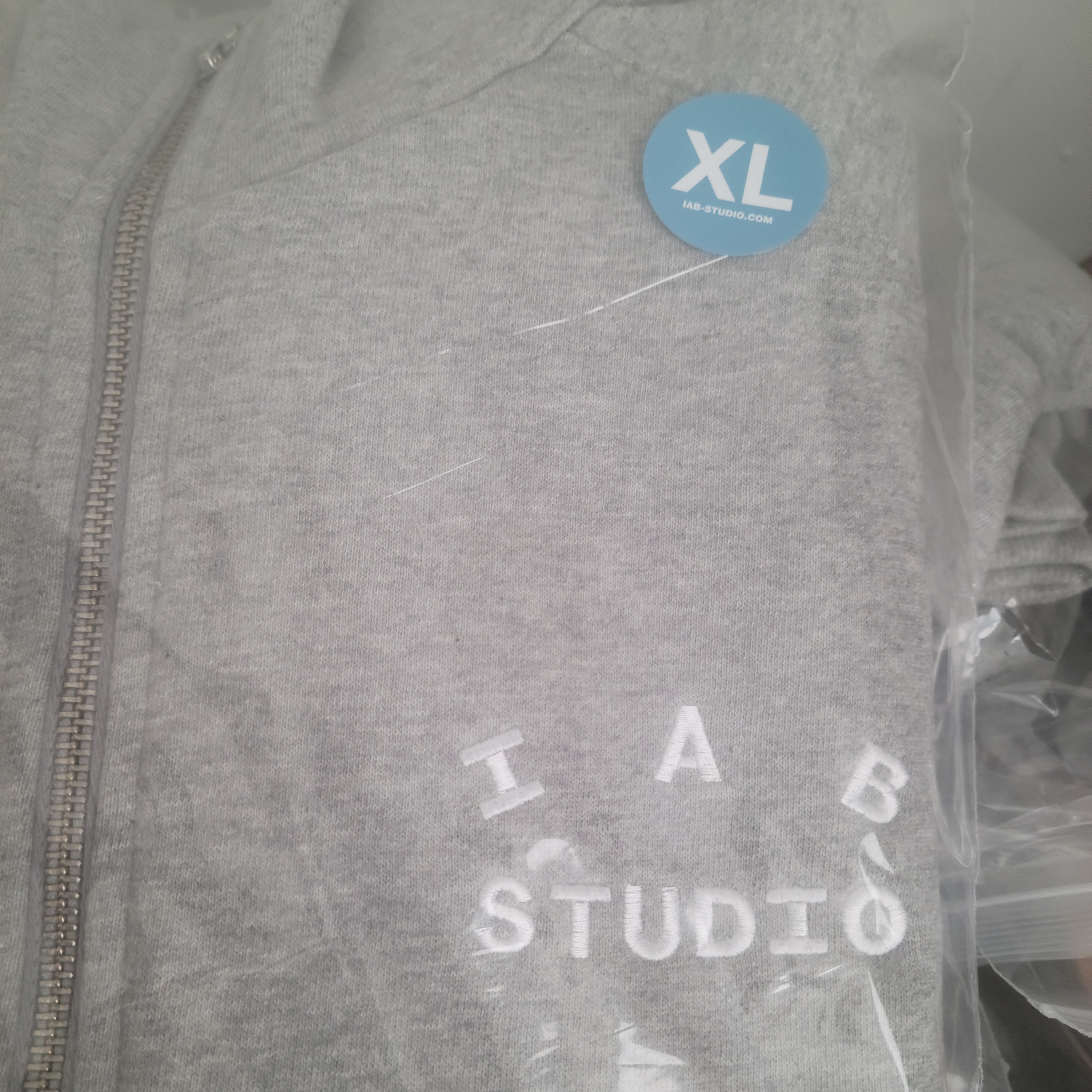 IAB Studio 2Way Full Zip-Up Gray White 착용 스타일