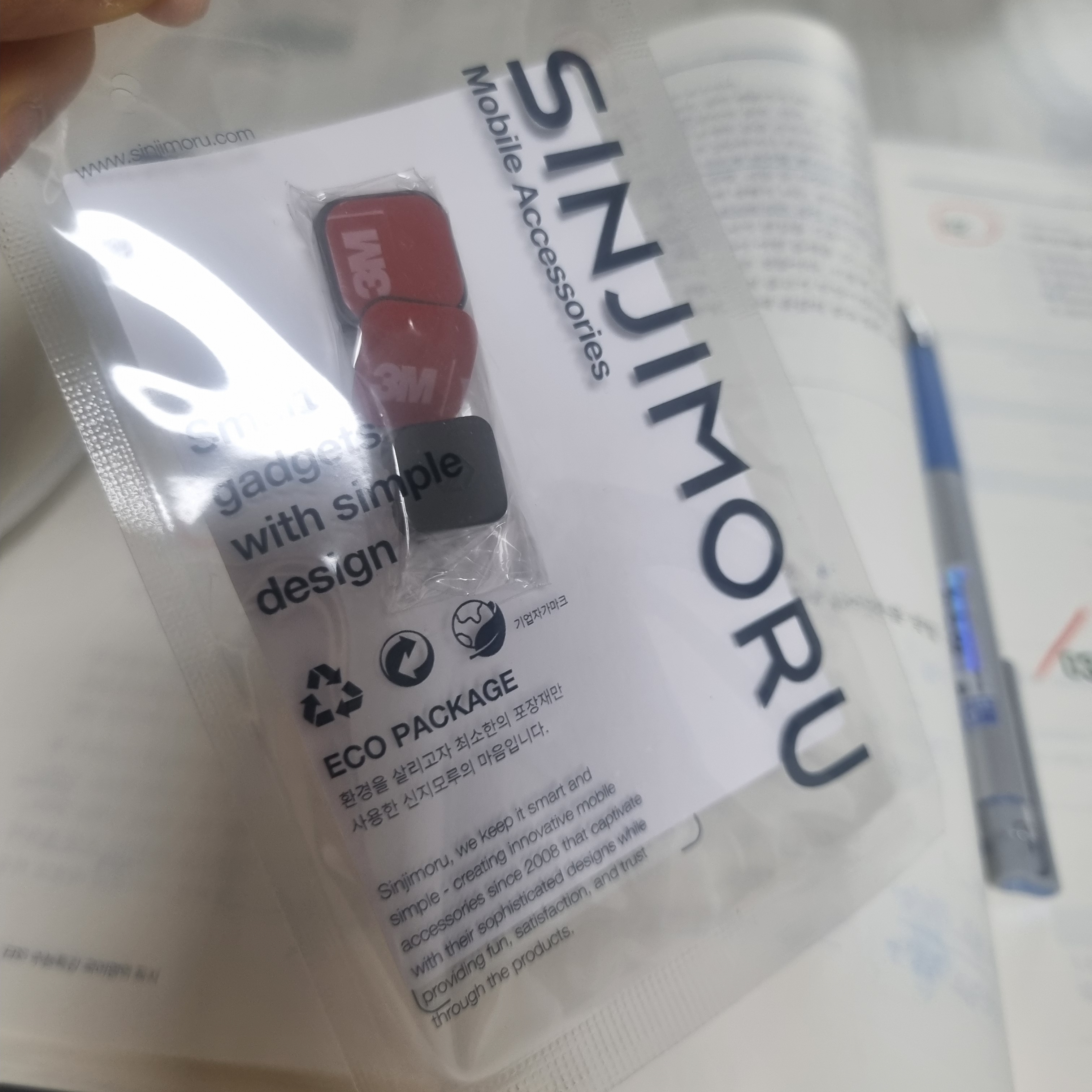 SINJIMORU Magnetic Charging Cable Organizer Holder Black 착용 스타일