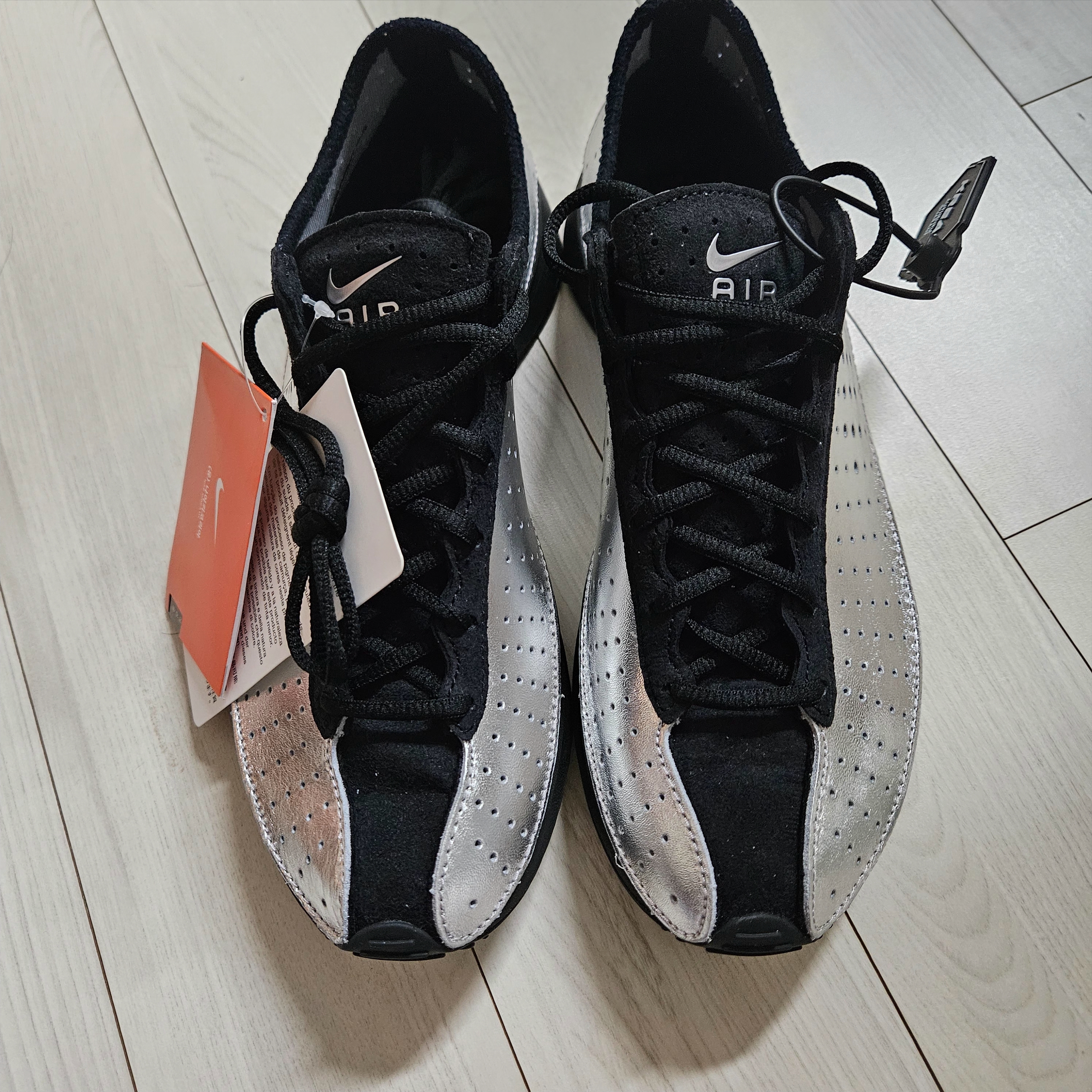 (W) Nike Air Superfly Metallic Silver and Black, (Kids) Stone Island 61640 Cotton Fleece Hooded Sweatshirt Onion Rose - 21SS 착용 스타일 - 1