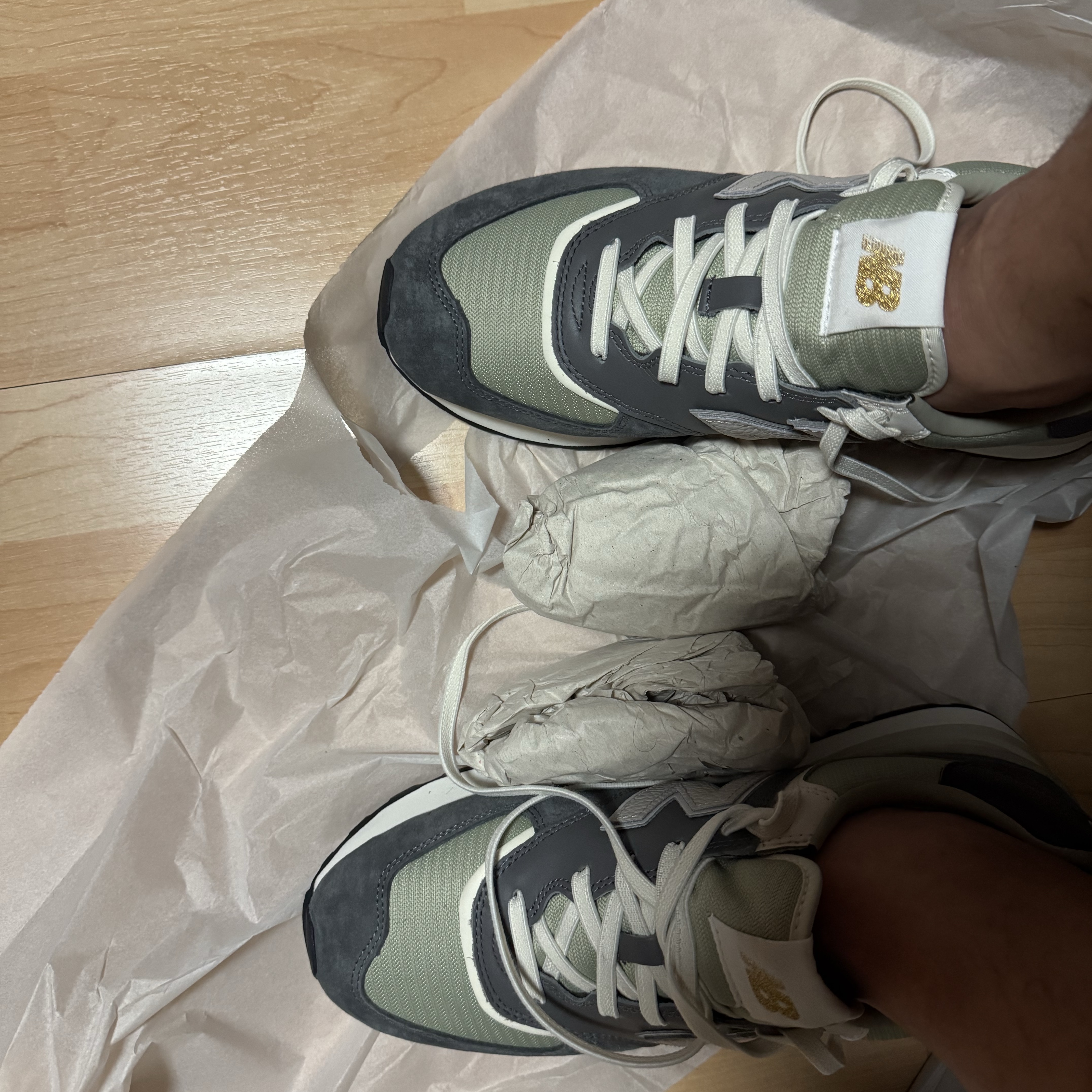 New Balance 574 Legacy Dark Grey 착용 스타일 - 1