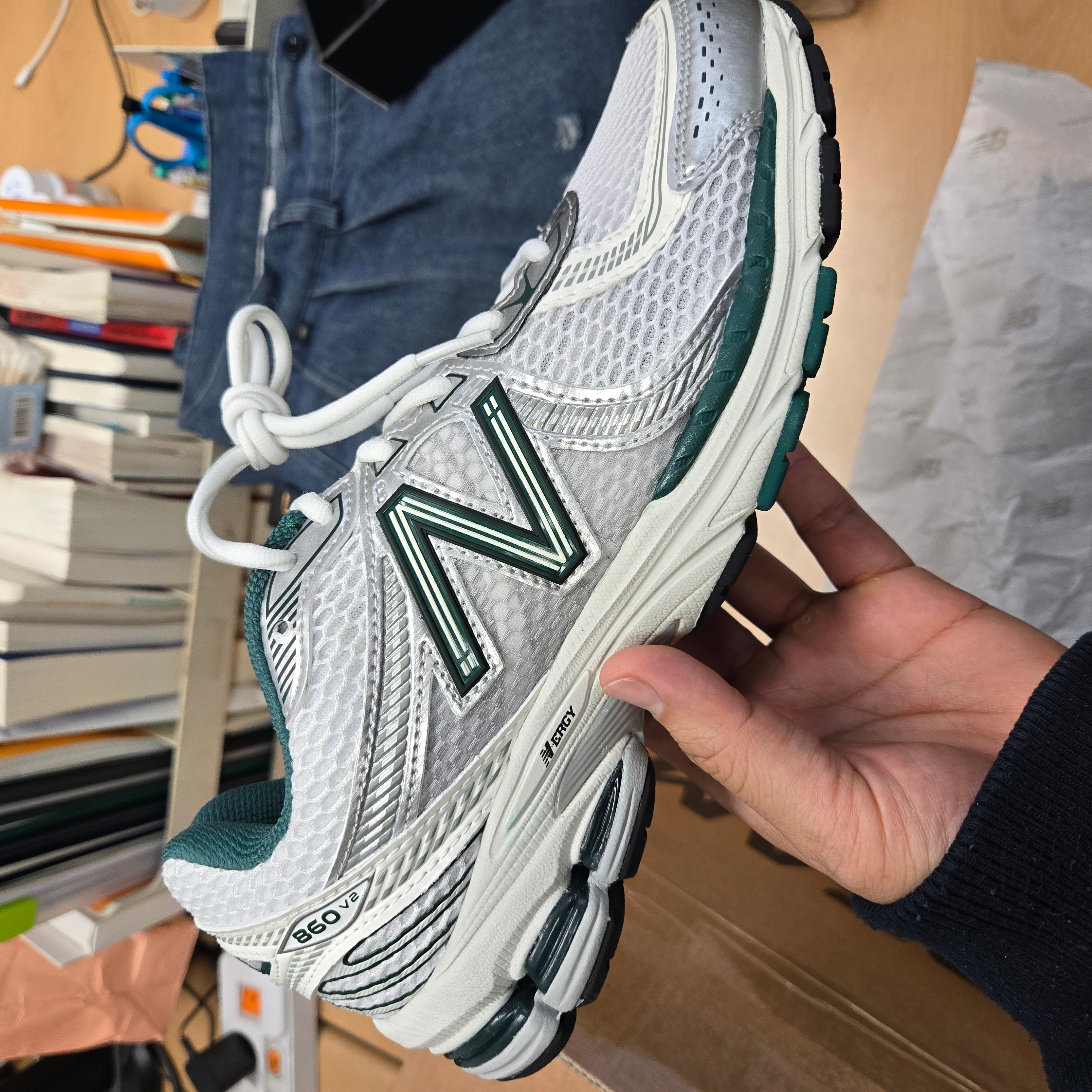 New Balance x Aime Leon Dore 860v2 Grey Green 착용 스타일 - 4