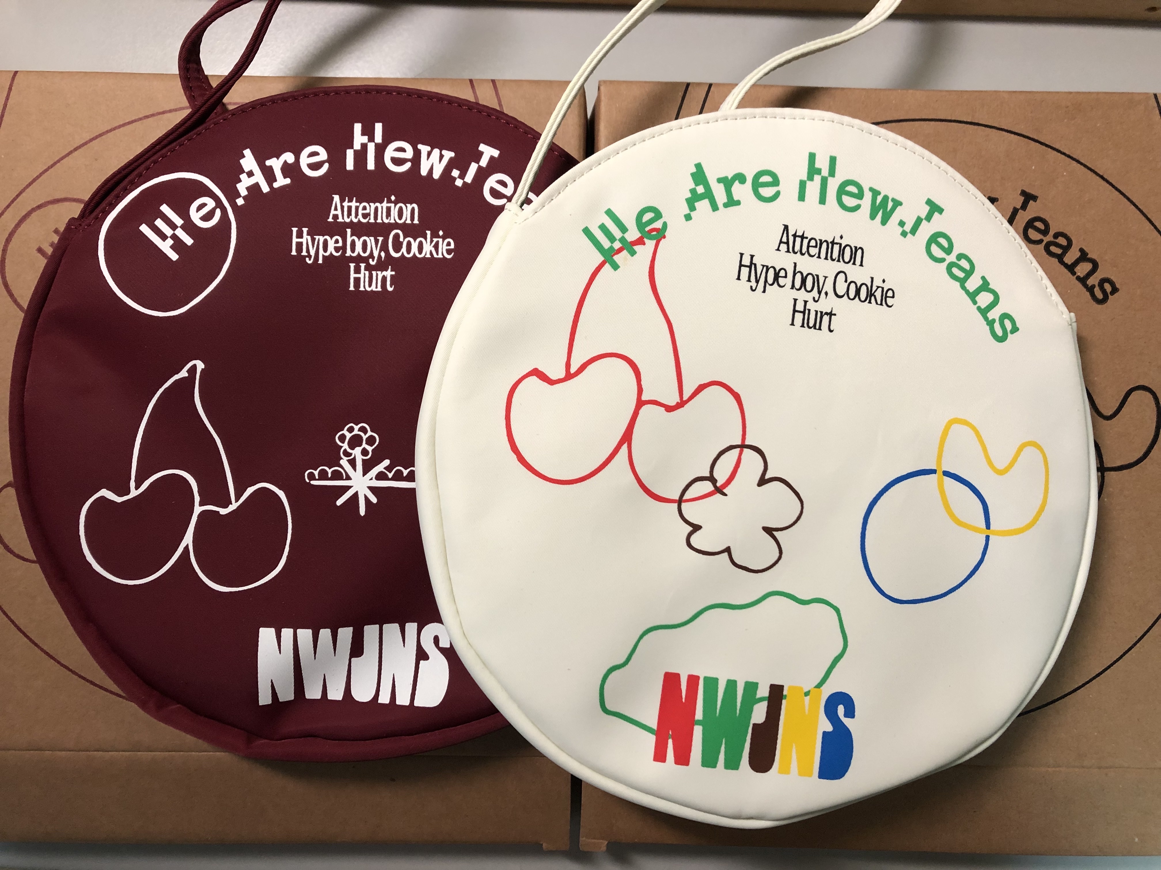 NewJeans 1st EP New Jeans Limited Edition (White Ver.), NewJeans 1st EP New Jeans Limited Edition (Red Ver.) 착용 스타일 - 1