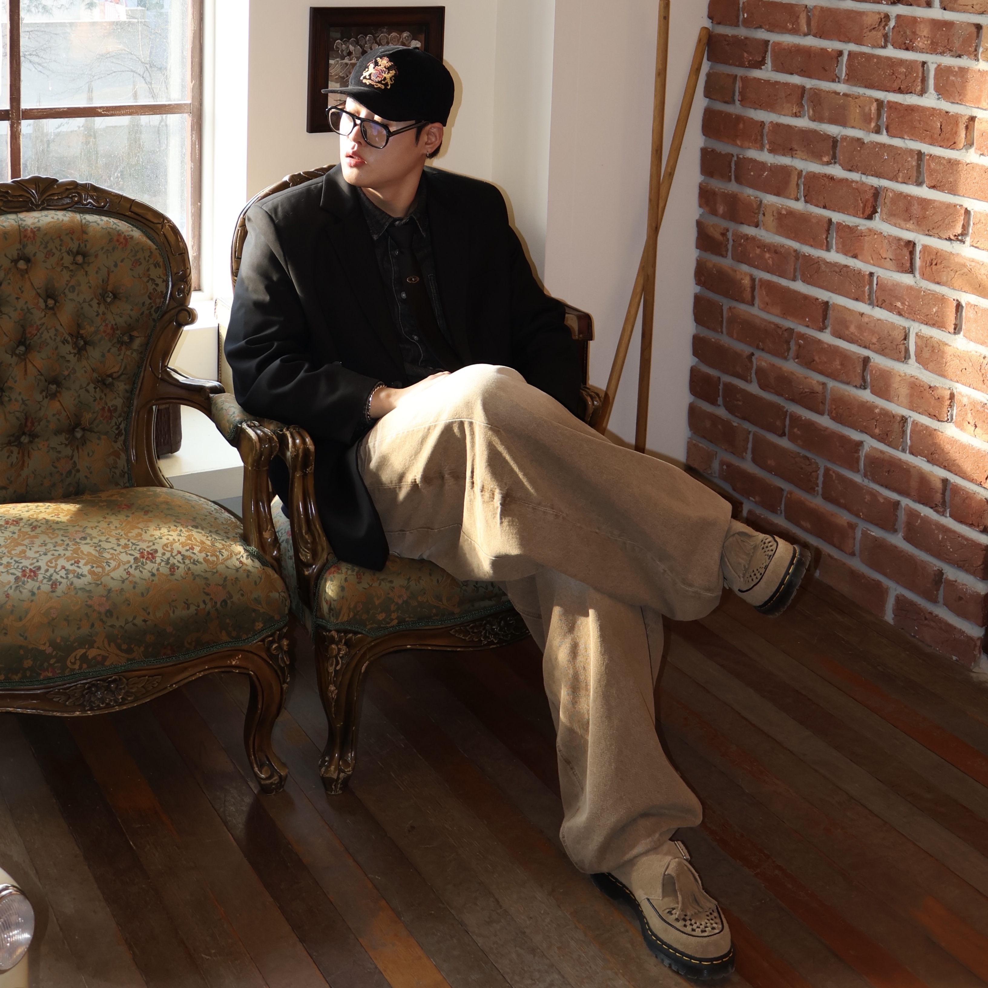 Dr. Martens Ramsey Suede Kiltie Buckle Creepers Savannah Tan 착용 스타일 - 2