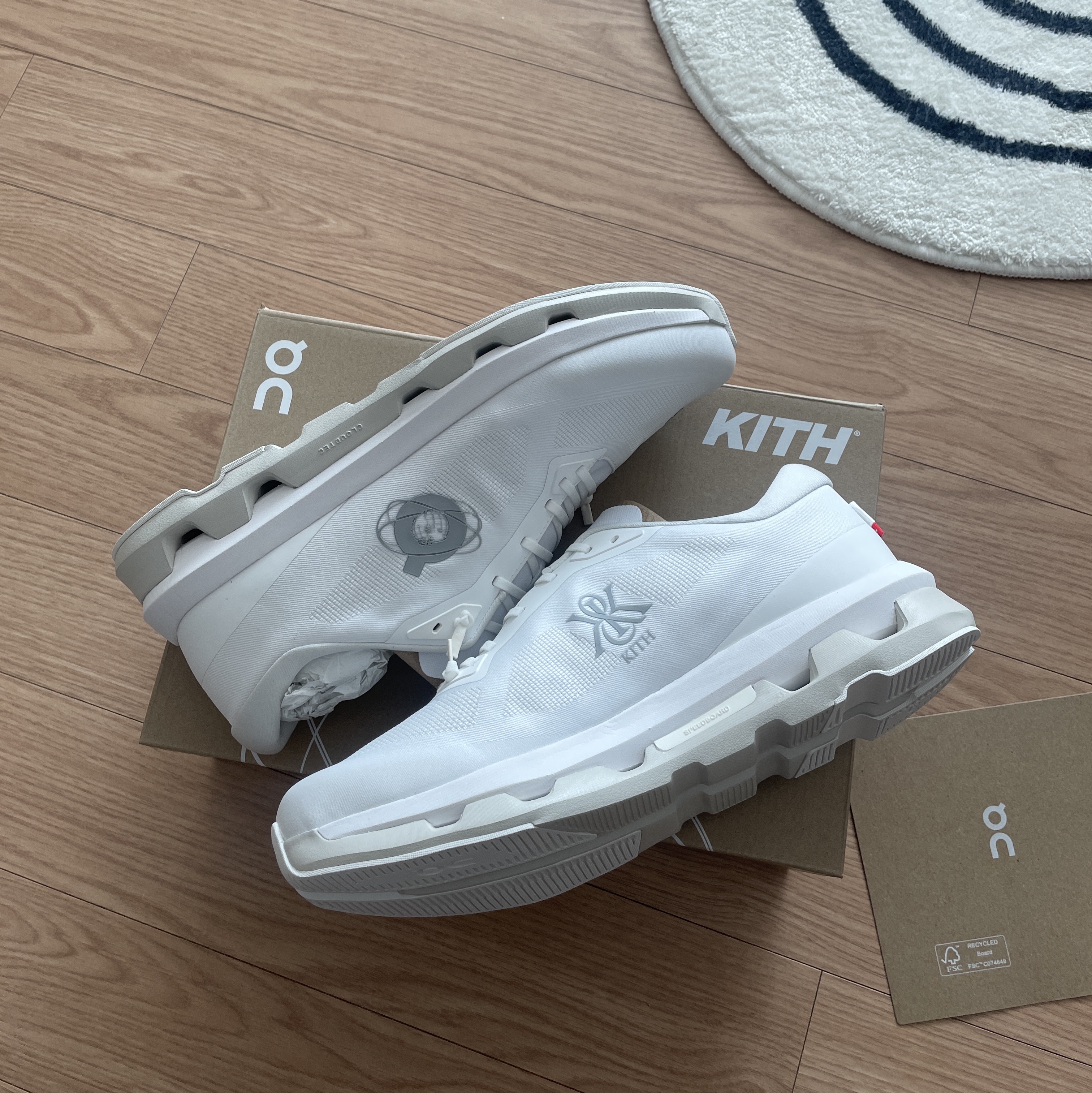 On Running x Kith Cloudzone White Ice 착용 스타일 - 1
