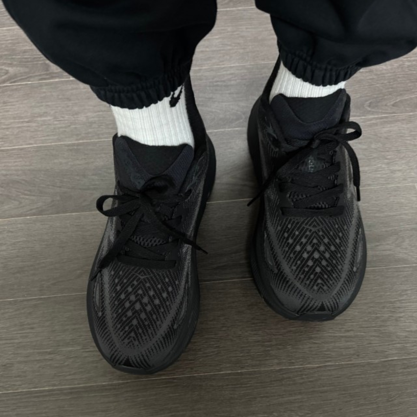 Hoka Clifton 9 Black - Wide 착용 스타일 - 1