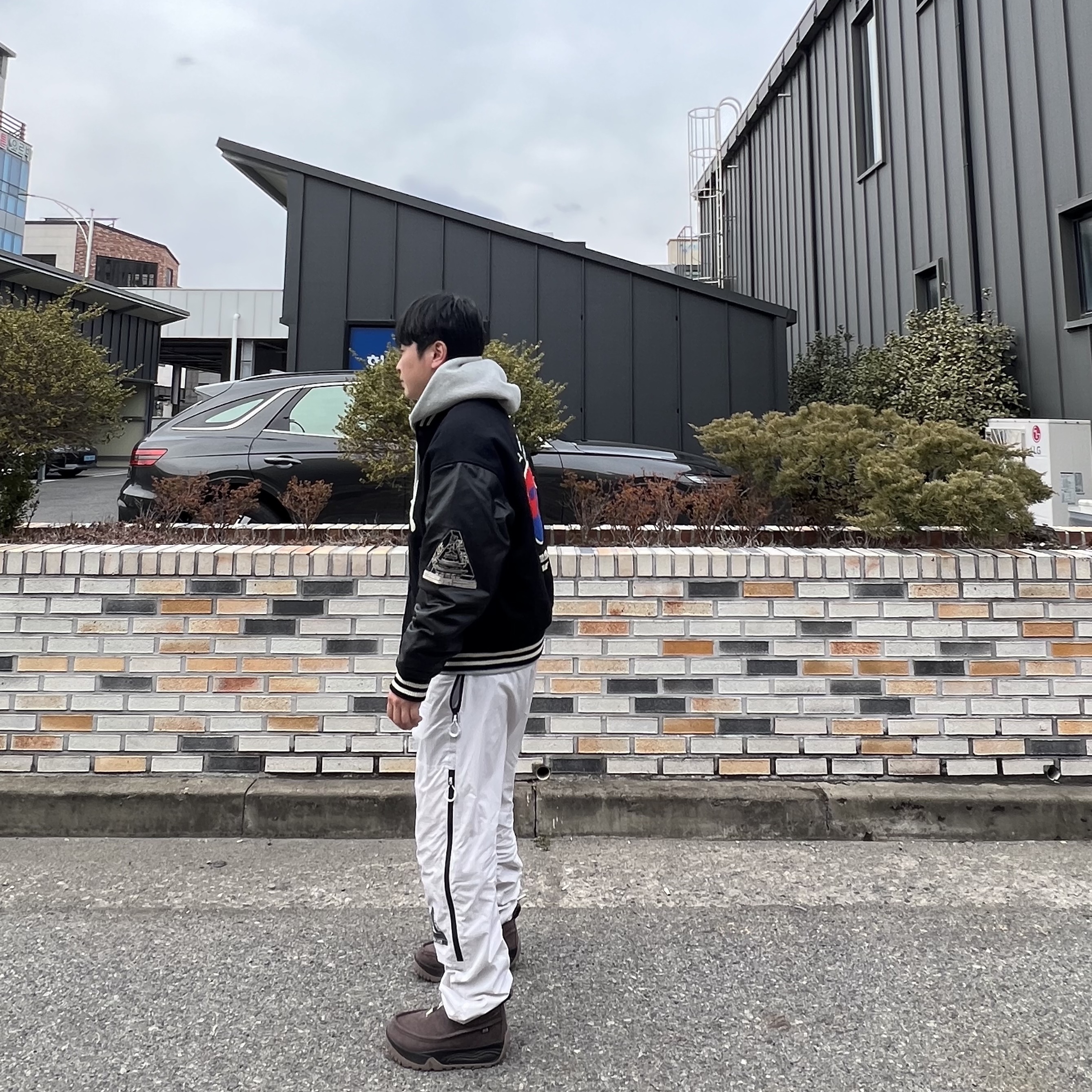 팔라스 서울 2 서울 바시티 자켓 블랙 - 25SS, 팔라스 x 갭 후드 그레이 - 24SS 착용 스타일 - 2