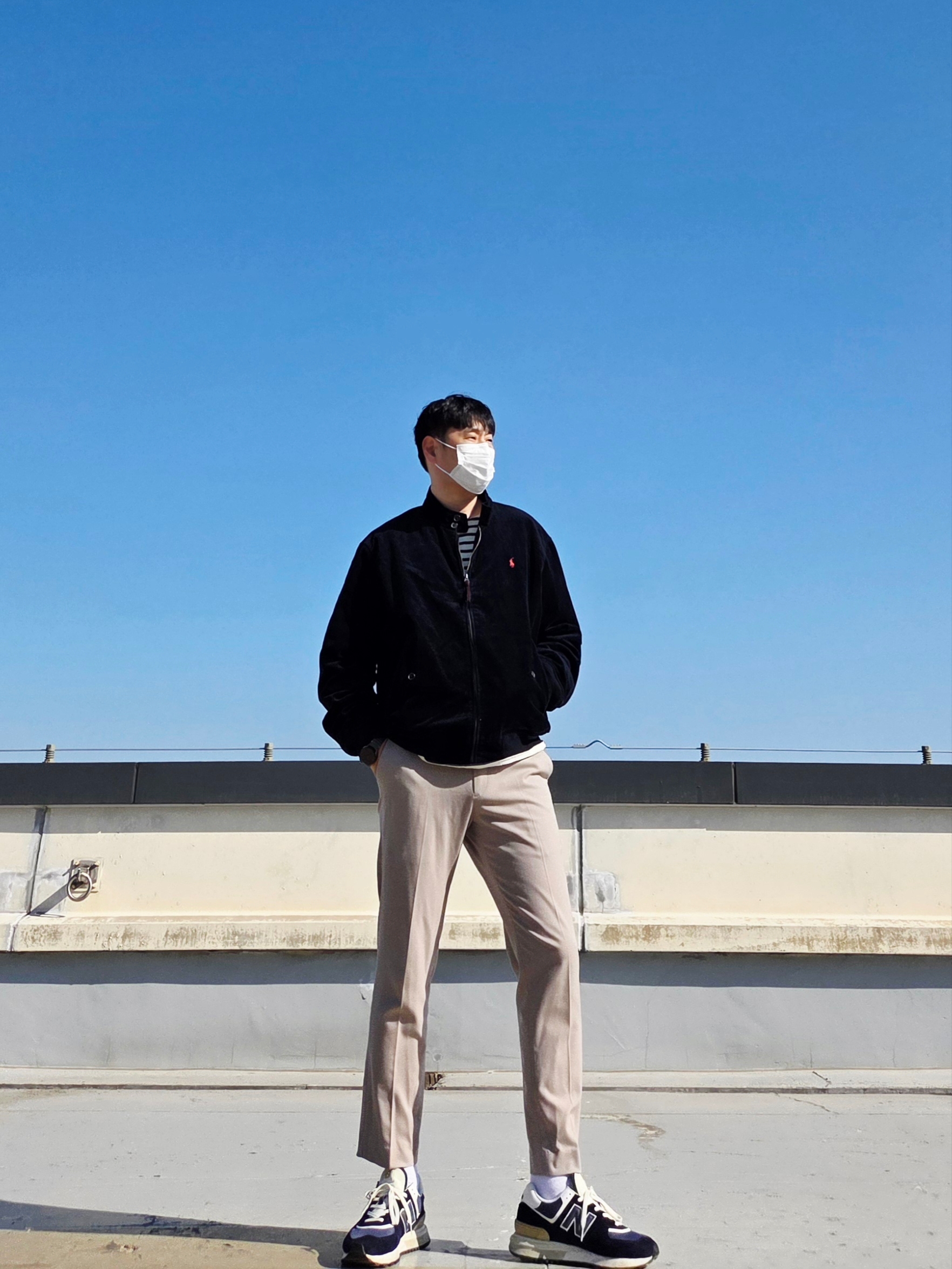 뉴발란스 574 레거시 네이비, 세인트 제임스 메르디앙 모던 스트라이프 세일러 셔츠 에크루 마린 착용 스타일 - 3