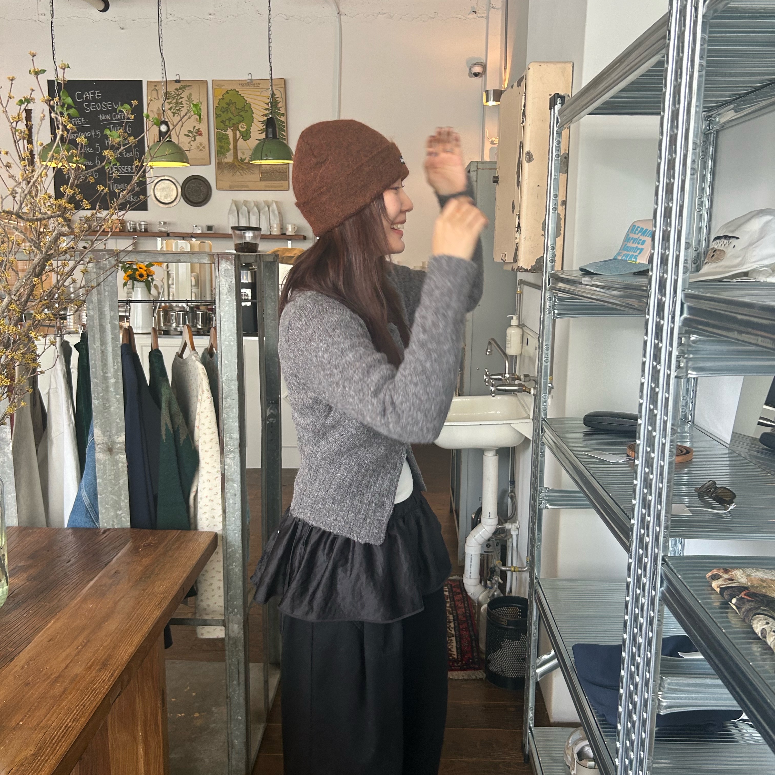 Supreme Mohair Beanie Dark Brown - 24FW 착용 스타일 - 2