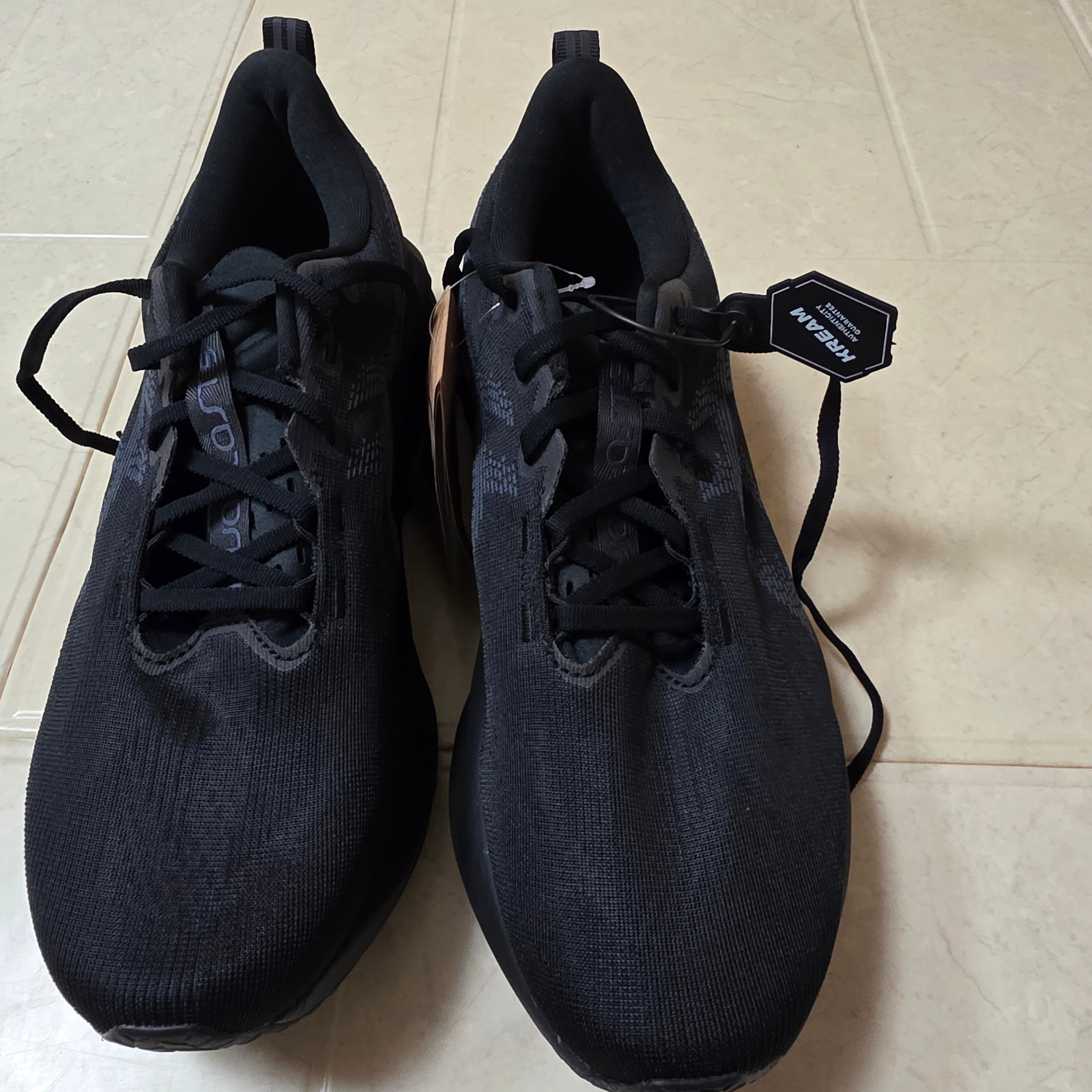 Asics Novablast 5 Black Carrier Grey - 2E Wide 착용 스타일
