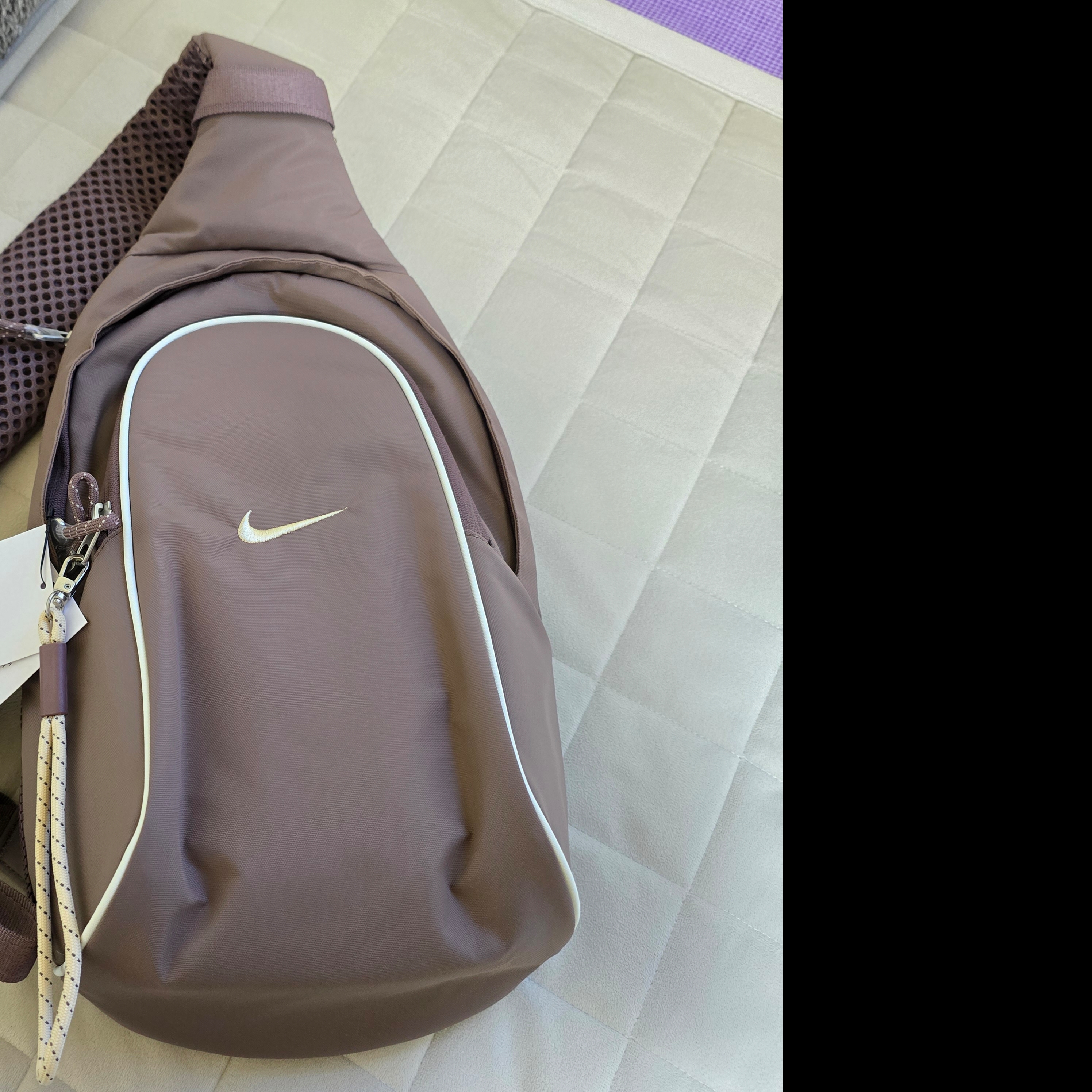 Nike NSW Essentials Sling Bag 8L Plum Eclipse 착용 스타일