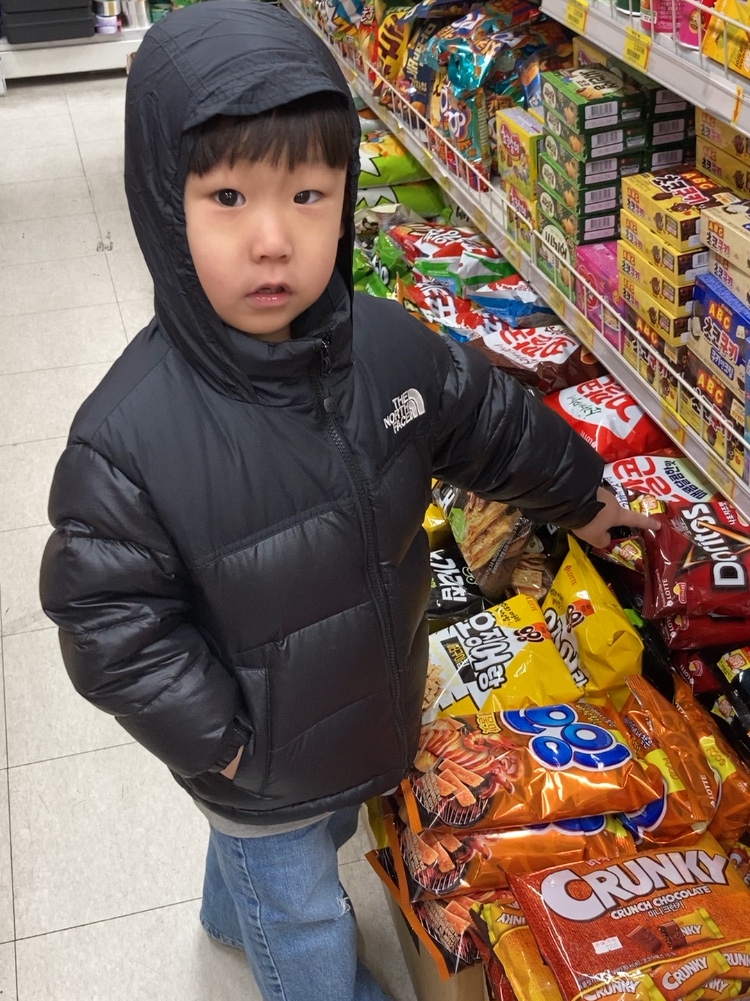 (Kids) The North Face 1996 Eco Nuptse Down Jacket Real Black 착용 스타일 - 5