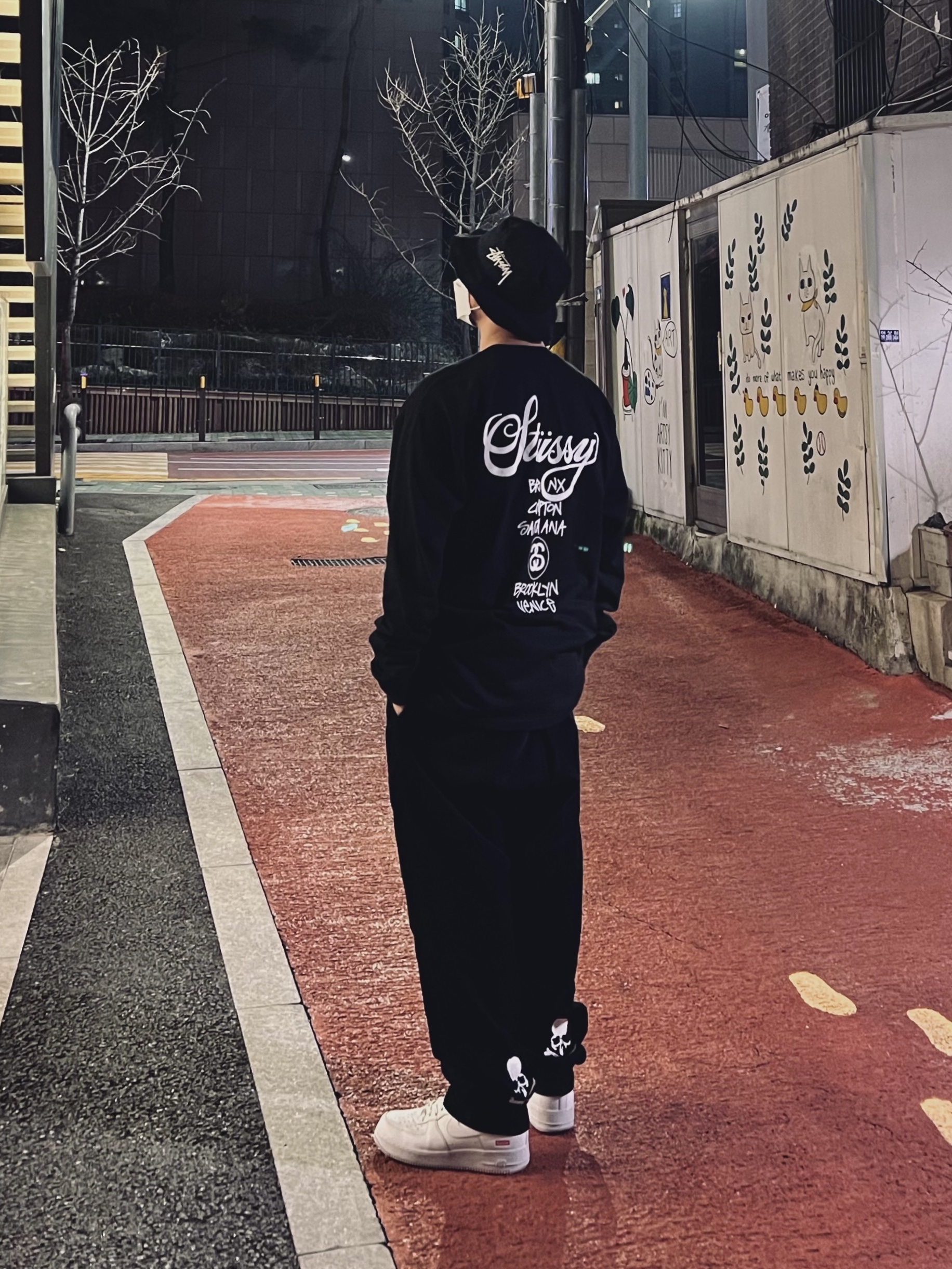 Nike x Stussy Bucket Hat Black, Stussy World Tour LS T-Shirt Black 착용 스타일