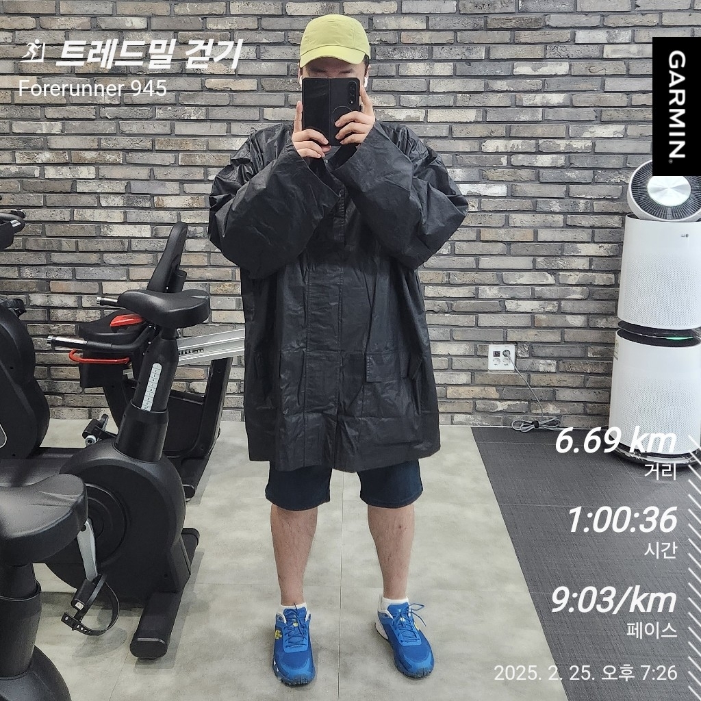 Yeezy Gap Coated Cotton Light Parka Black 착용 스타일