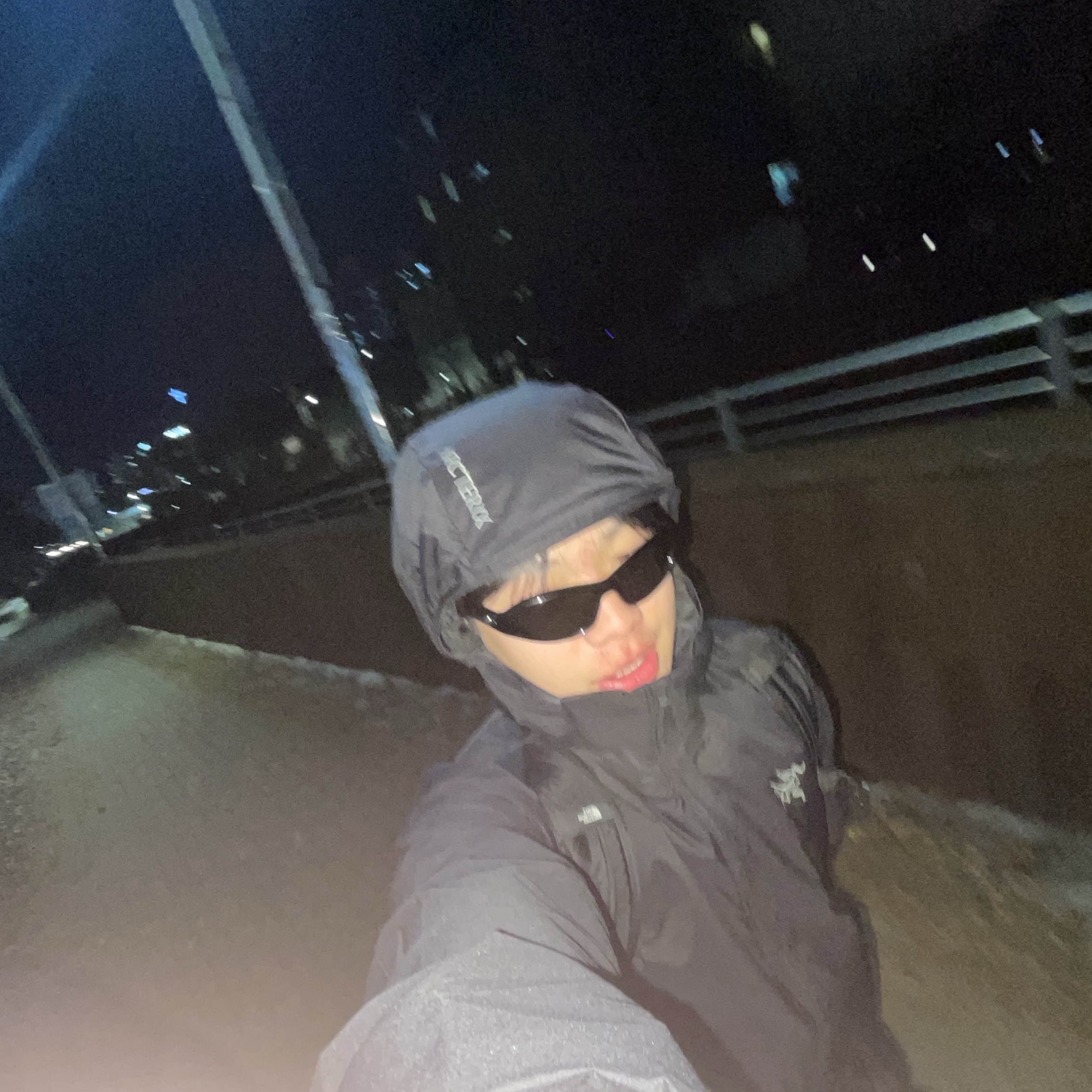 Arc'teryx Atom Hoody Black, Gentle Monster R.E.A.T. 01 Black 착용 스타일 - 1