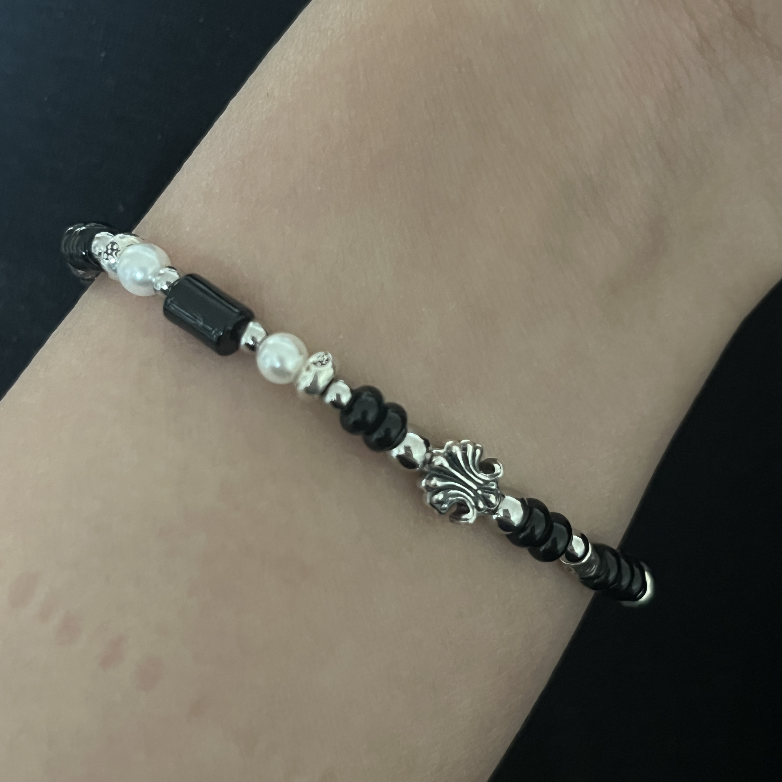 [KREAM 단독] Scudo Shell Black Pearl Beads Bracelet 착용 스타일 - 1
