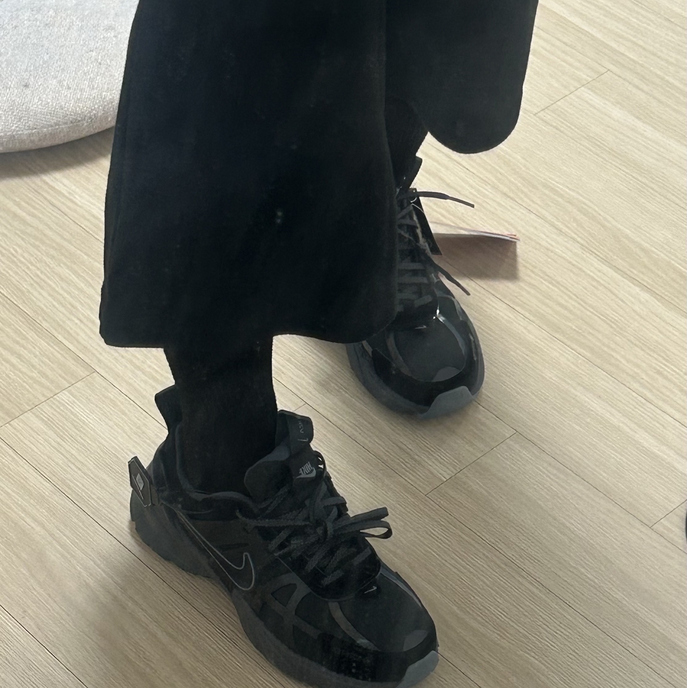 (W) Nike V2K Run Gore-Tex Black Iron Grey 착용 스타일