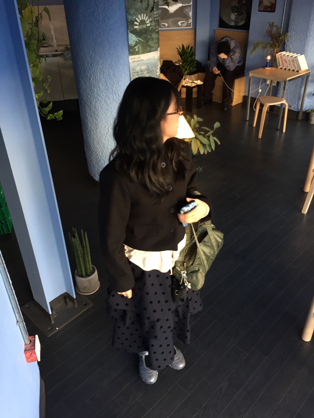 포터 탱커 더플백 라지 세이지 그린, (W) 미우 미우 리가드 선글라스 블루 렌즈 허니 톨토이즈쉘 아세테이트 얼터너티브 핏 착용 스타일 - 1