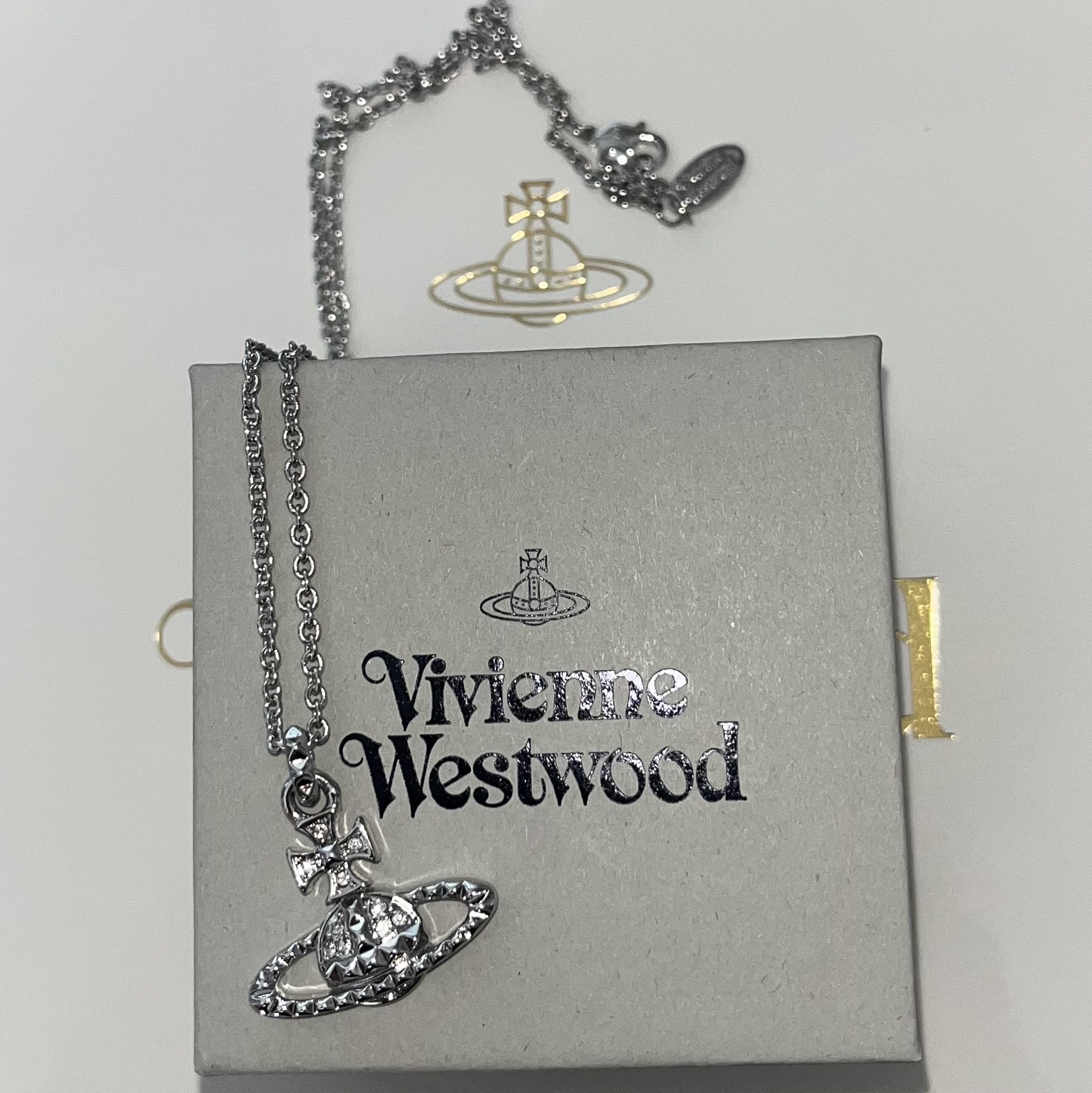 Vivienne Westwood Mayfair Bas Relief Pendant Silver 착용 스타일