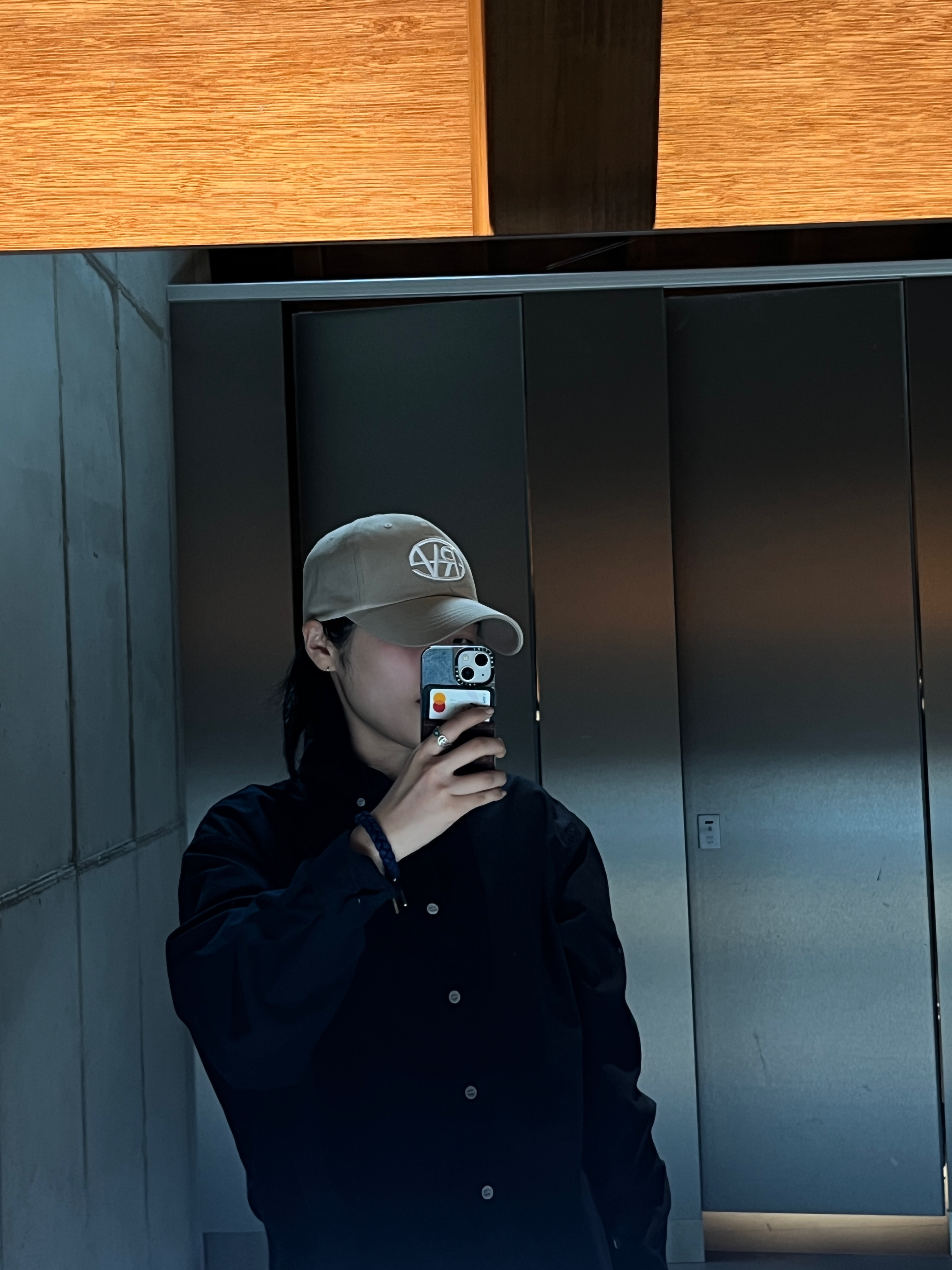 케이스티파이 x 마뗑킴 아이폰 데님 포켓 맥세이프 미러 케이스 실버 착용 스타일 - 10