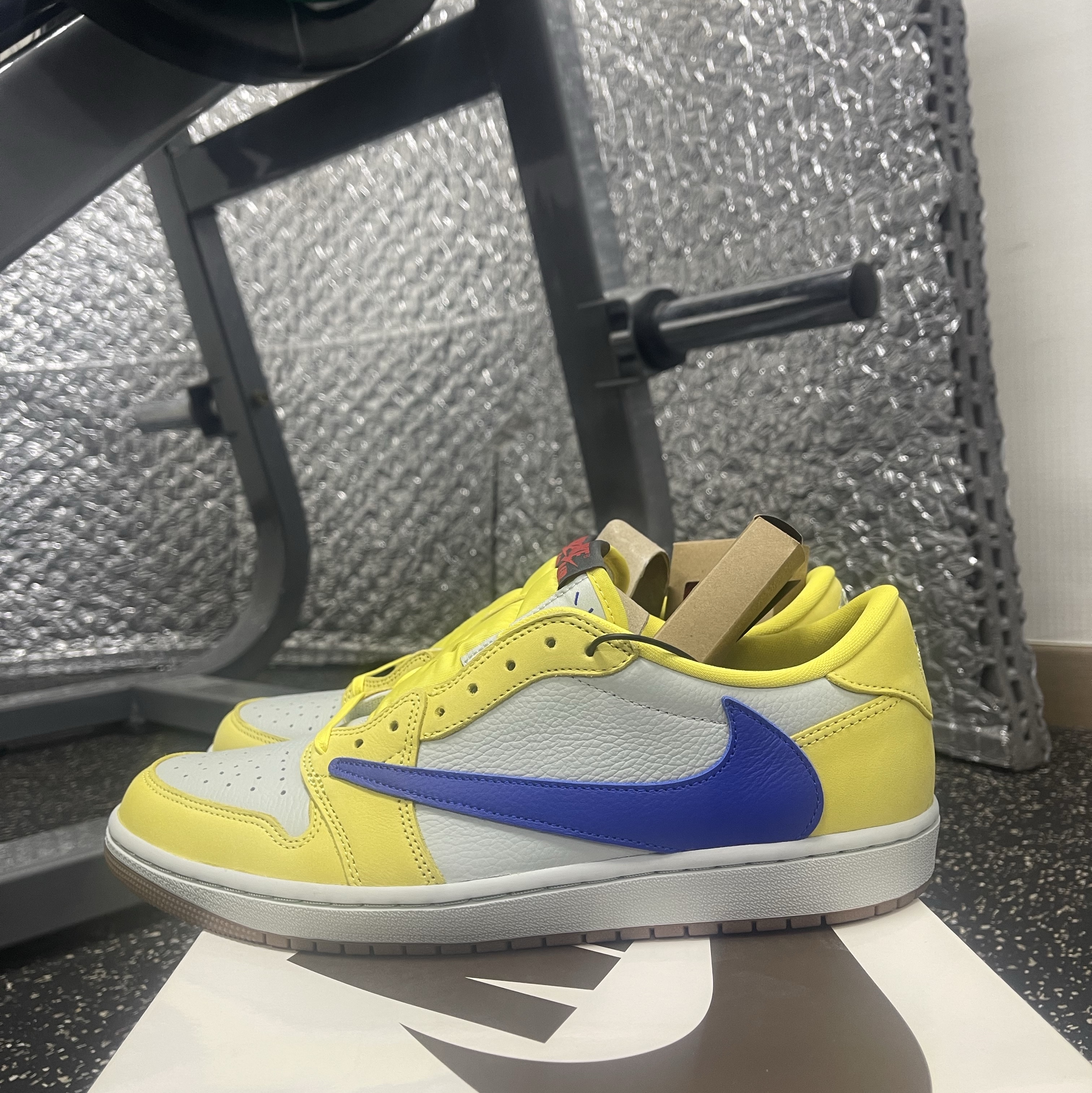 (W) Jordan 1 x Travis Scott Retro Low OG SP Canary 착용 스타일 - 2