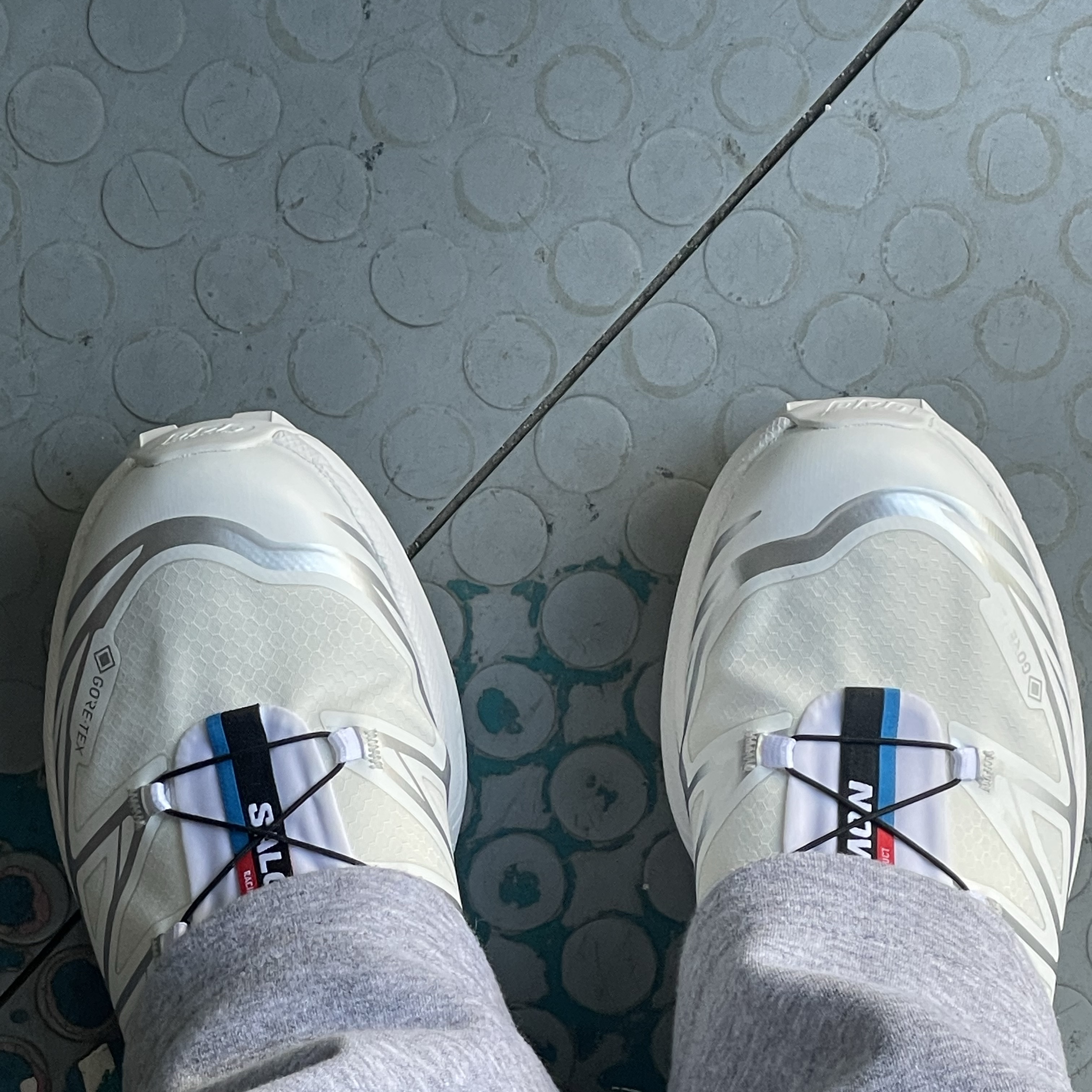 Salomon XT-6 Gore-Tex White Silver 착용 스타일 - 2