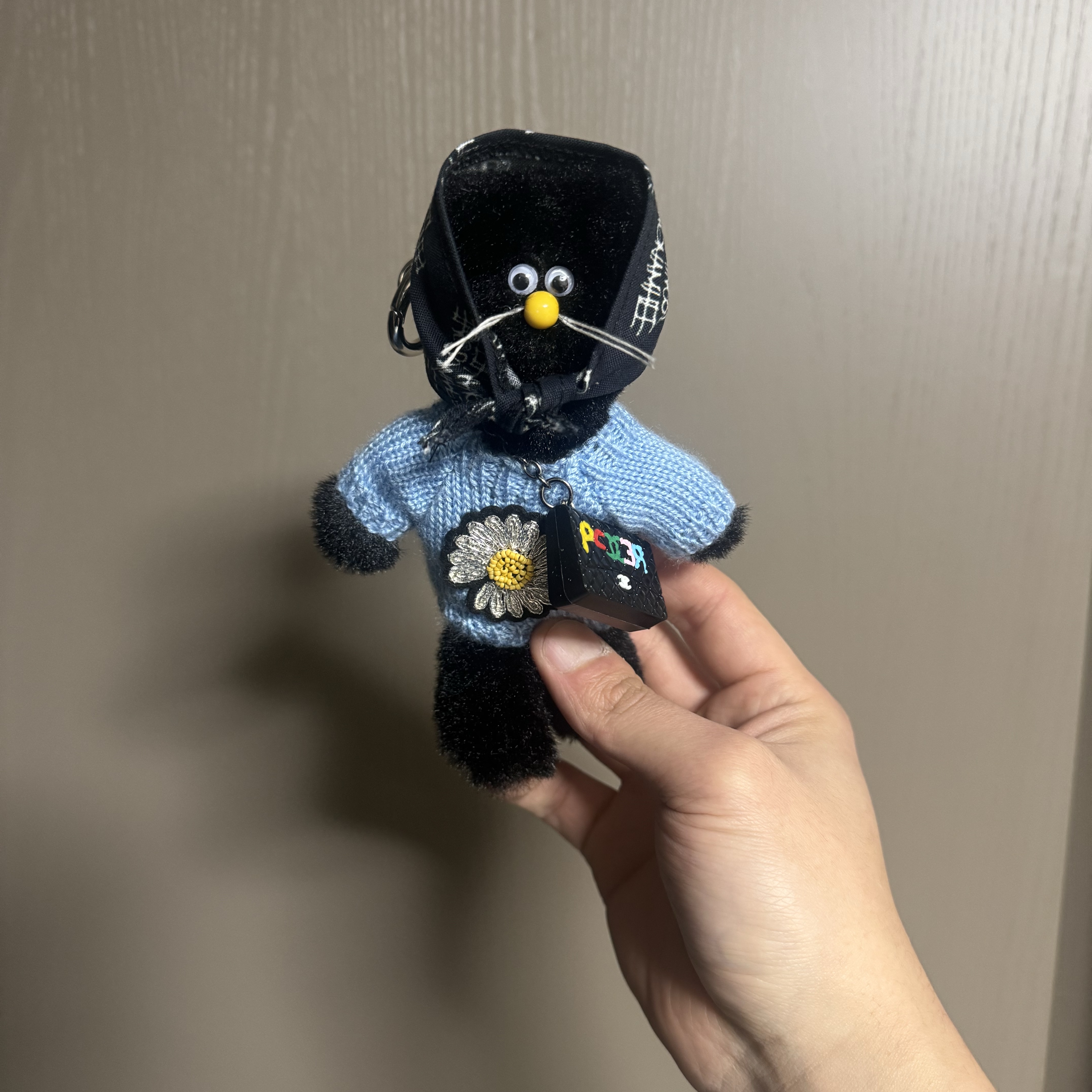 Monamhee x Peaceminusone Daihee Plush Keyring 착용 스타일