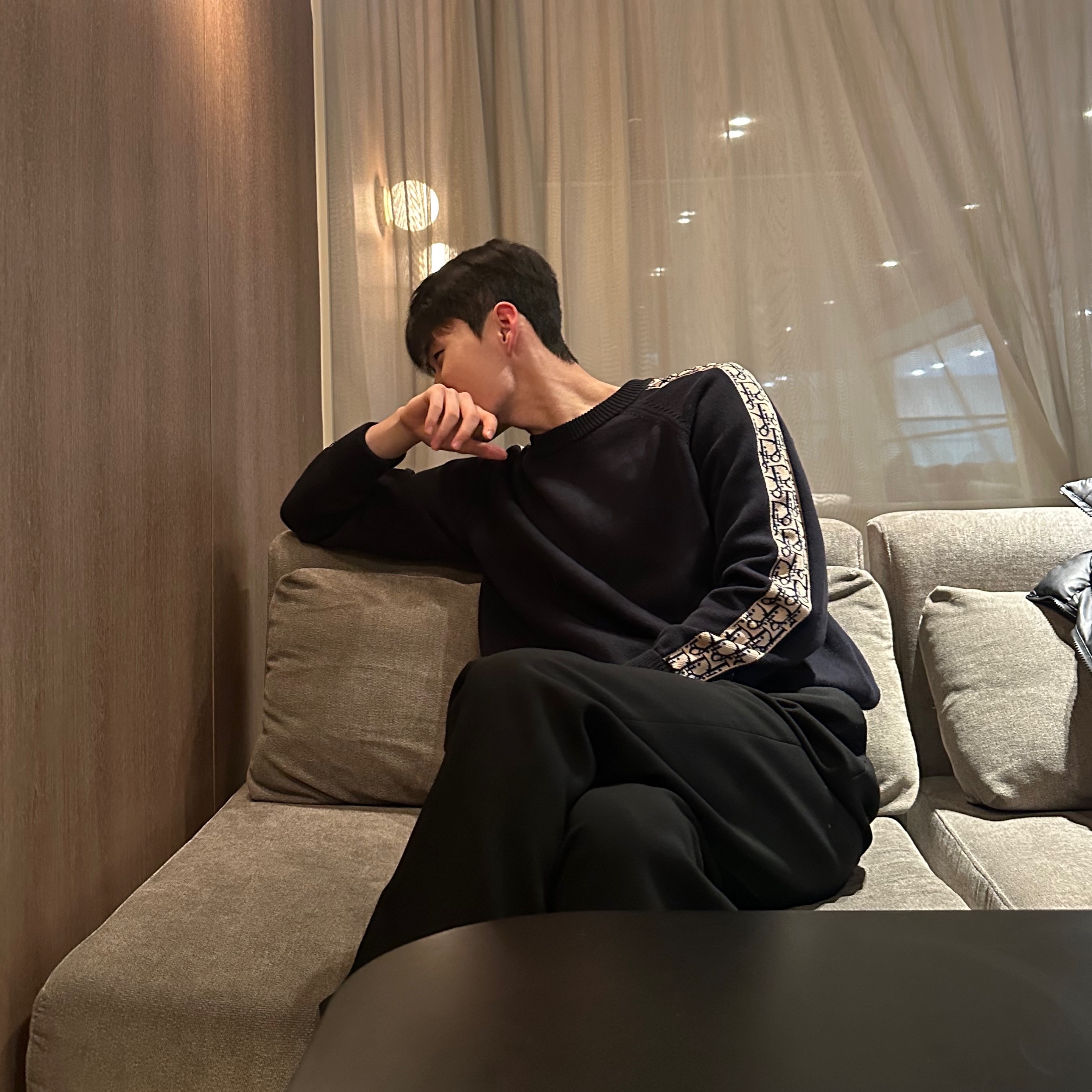 Dior Sweater with Dior Oblique Inserts Cotton Jersey Deep Blue 착용 스타일